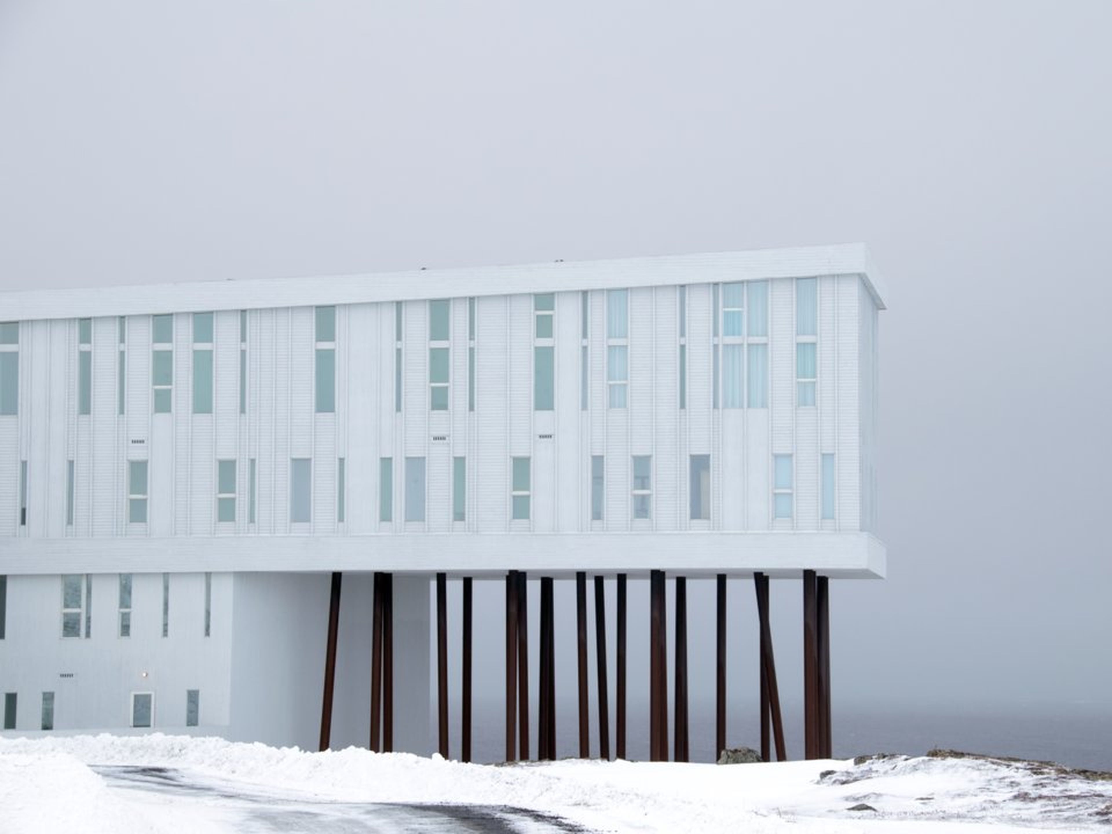 El hotel está rodeado de impresionantes vistas a los paisajes nevados.