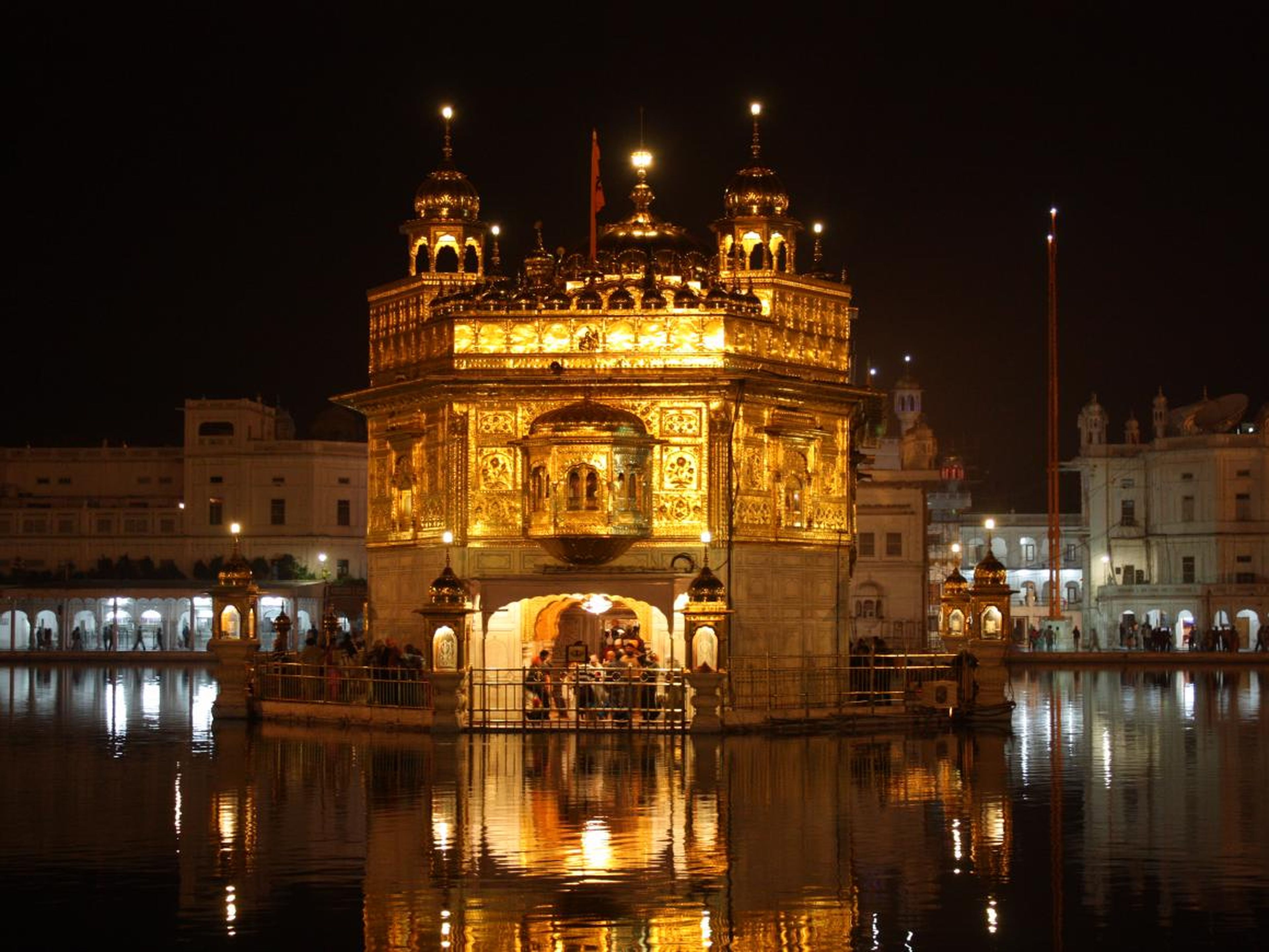 El Templo de Oro en Amritsar (India) es el centro de la Fe Sikh, y es majestuoso por la noche.