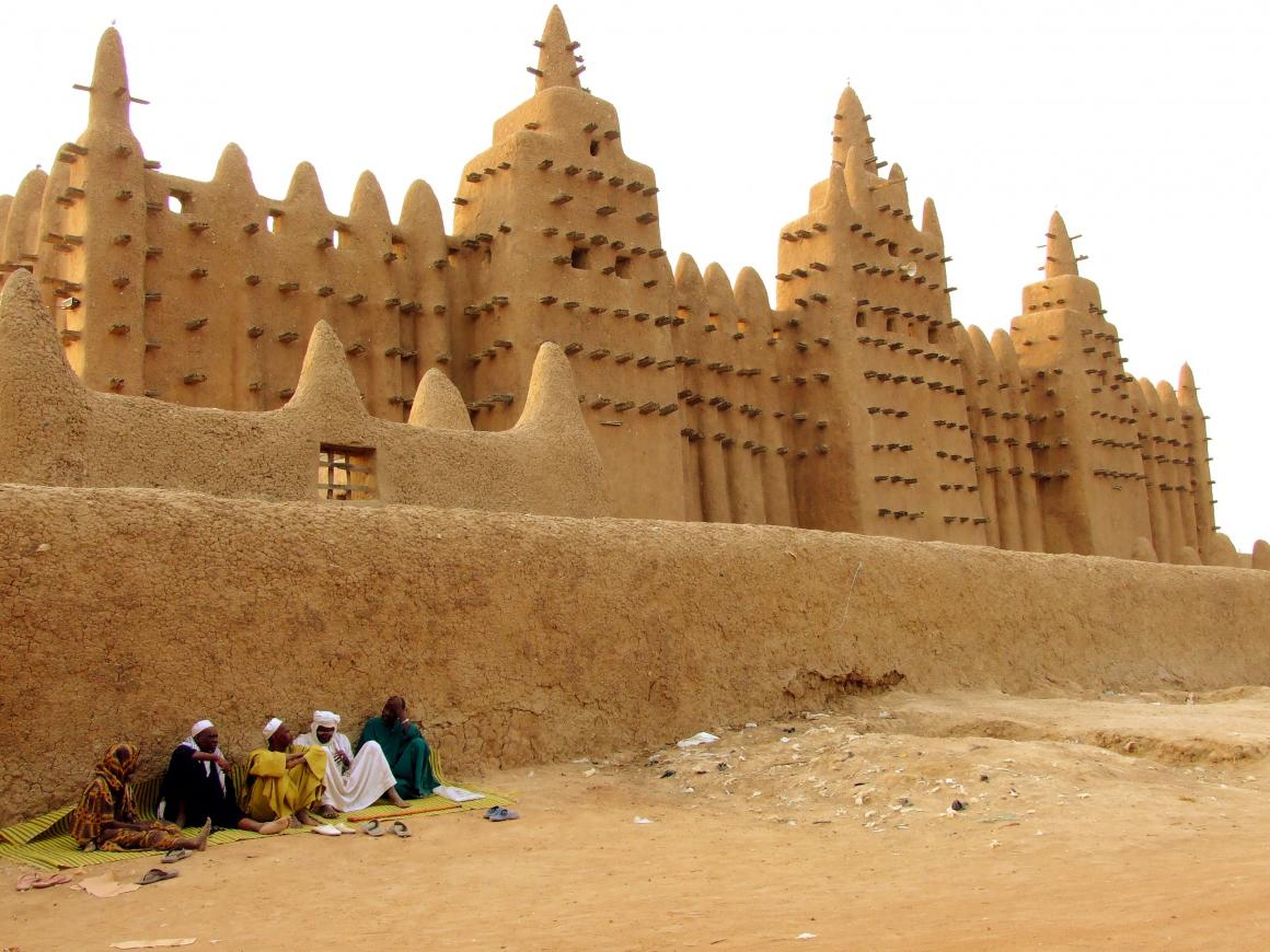 La Mezquita Mayor de Djenné, en Malí, es la estructura de barro más grande del mundo, con capacidad para 3.000 fieles.