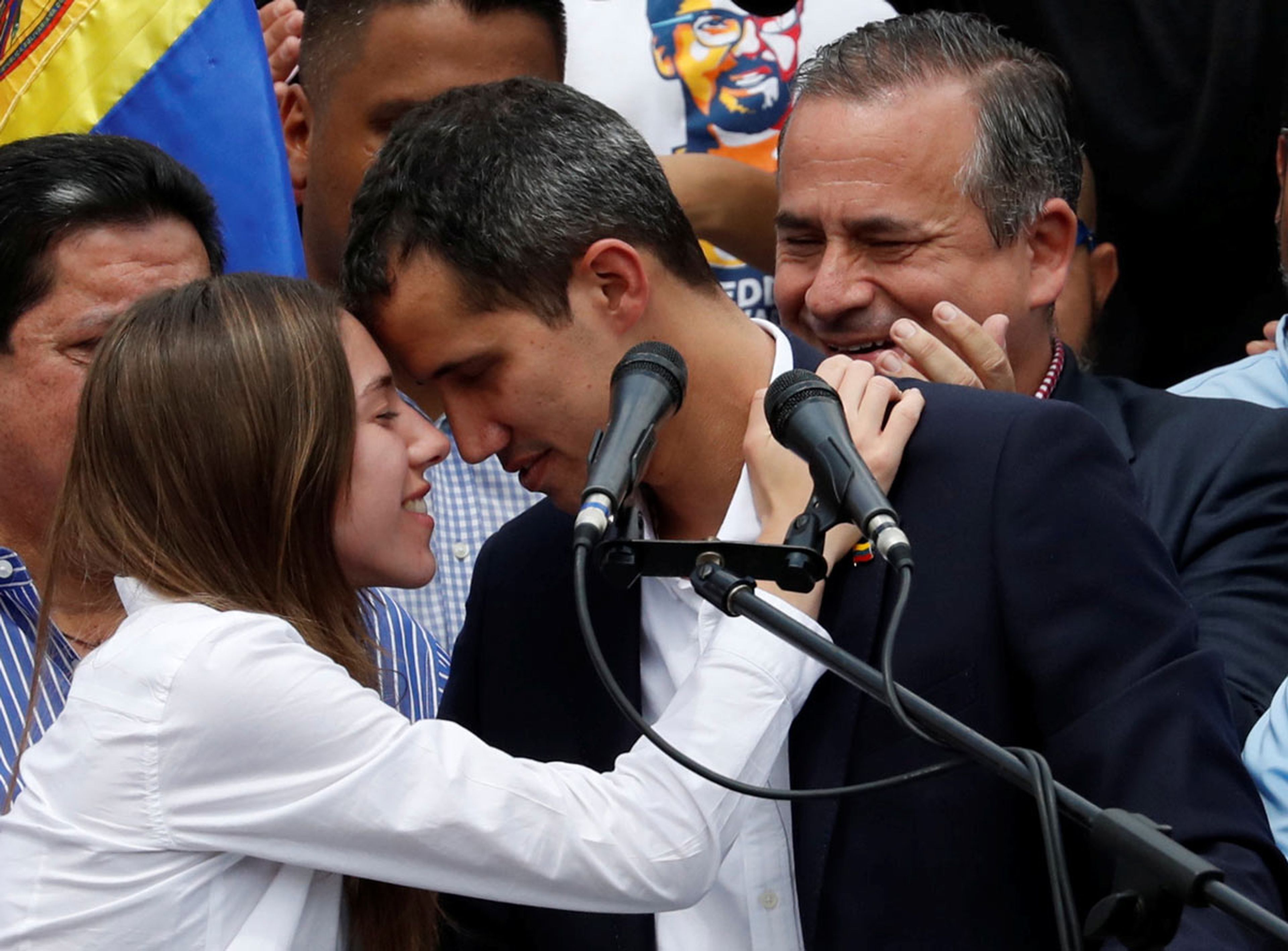 Juan Guaidó se abraza con su esposa Fabiana Rosales durante un mitín en Caracas tras su regreso a Venezuela este 4 de marzo.