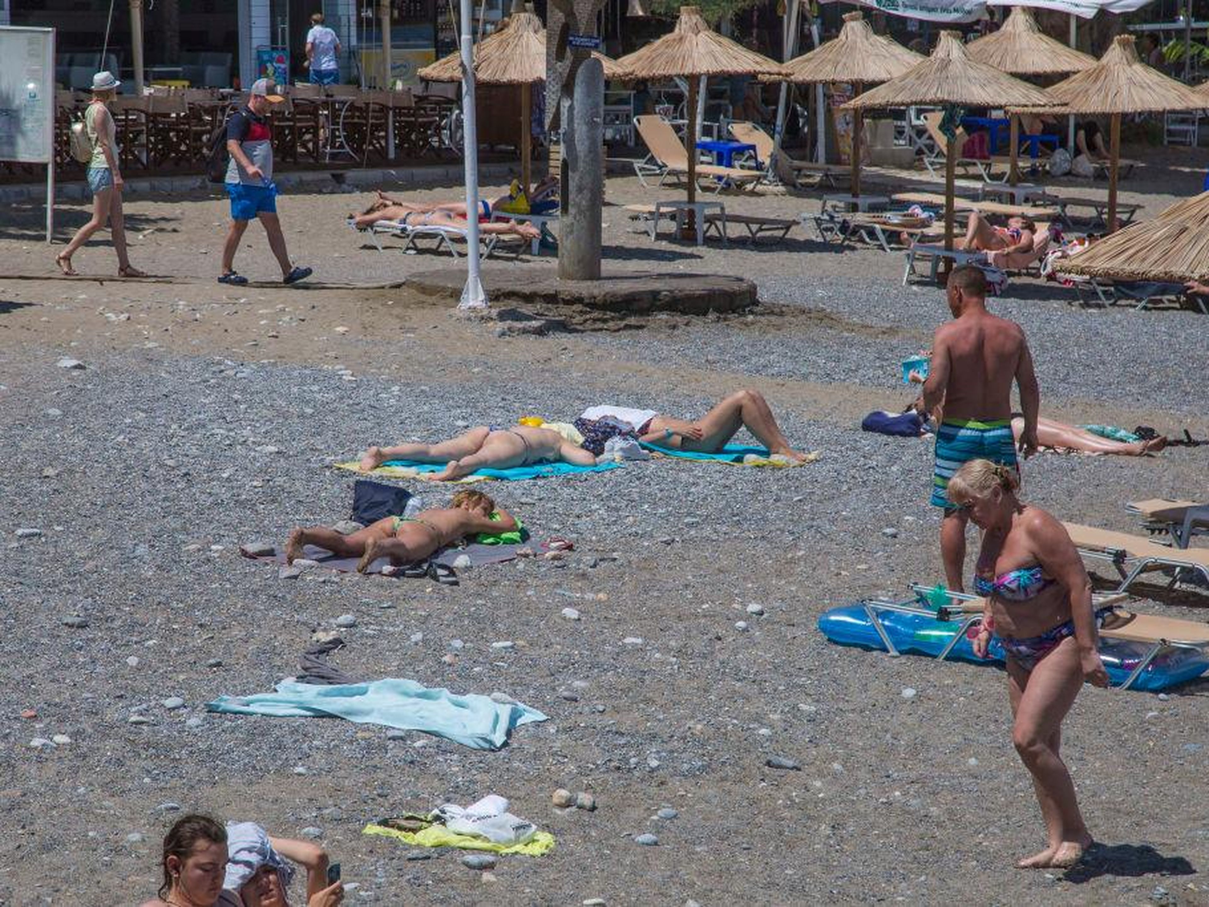 Turistas en una playa en la isla de Creta en Grecia.
