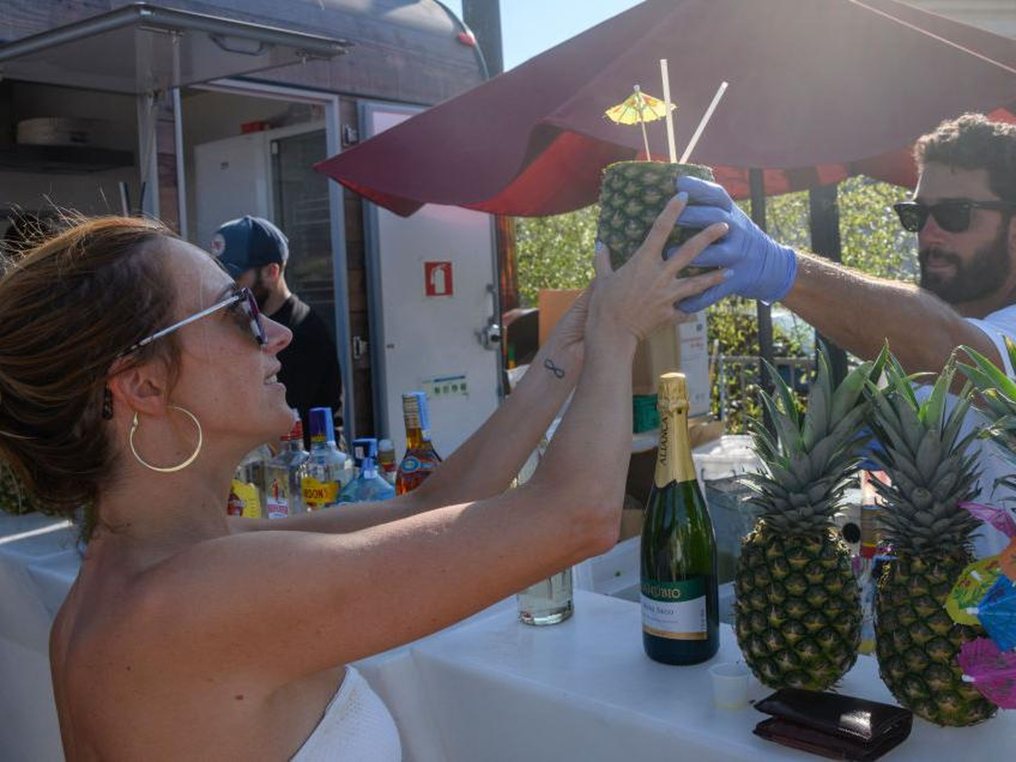 Una huésped pide una bebida tropical en un resort de Portugal.