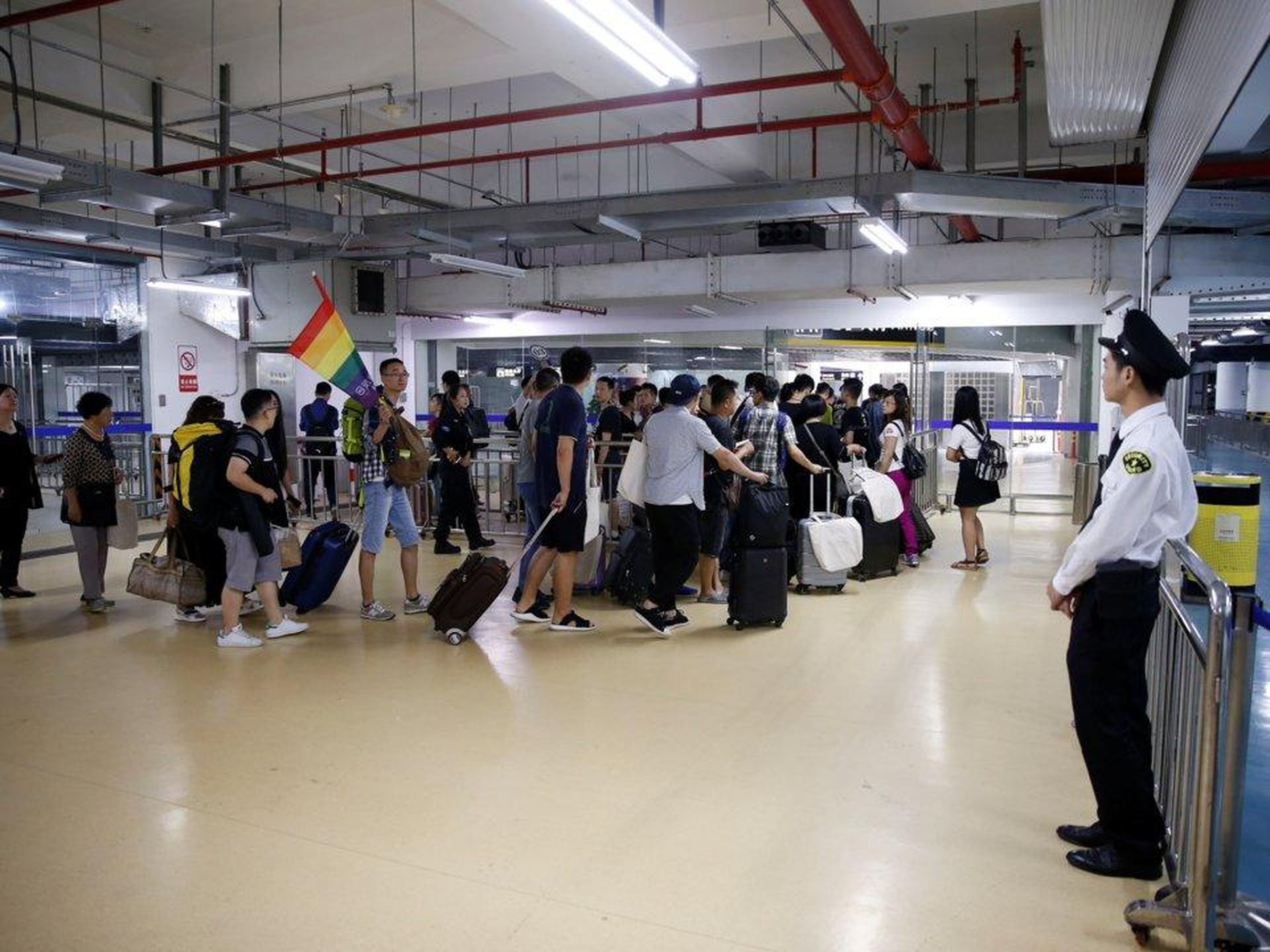 Los pasajeros se preparan subir a un crucero en la Estación Terminal de Cruceros Internacional en Shanghai, China.