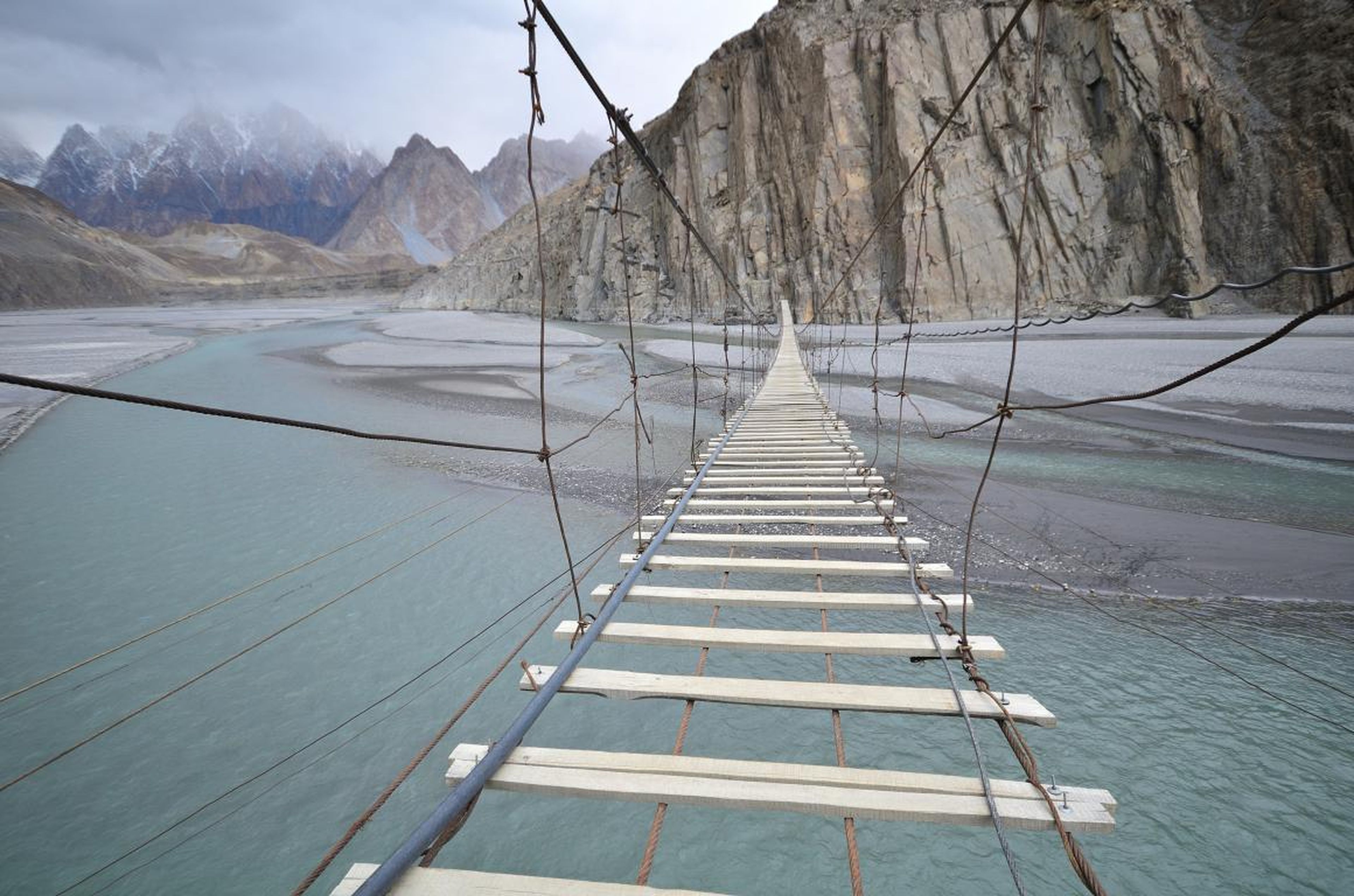 El Hussaini Hanging Bridge en Pakistan.