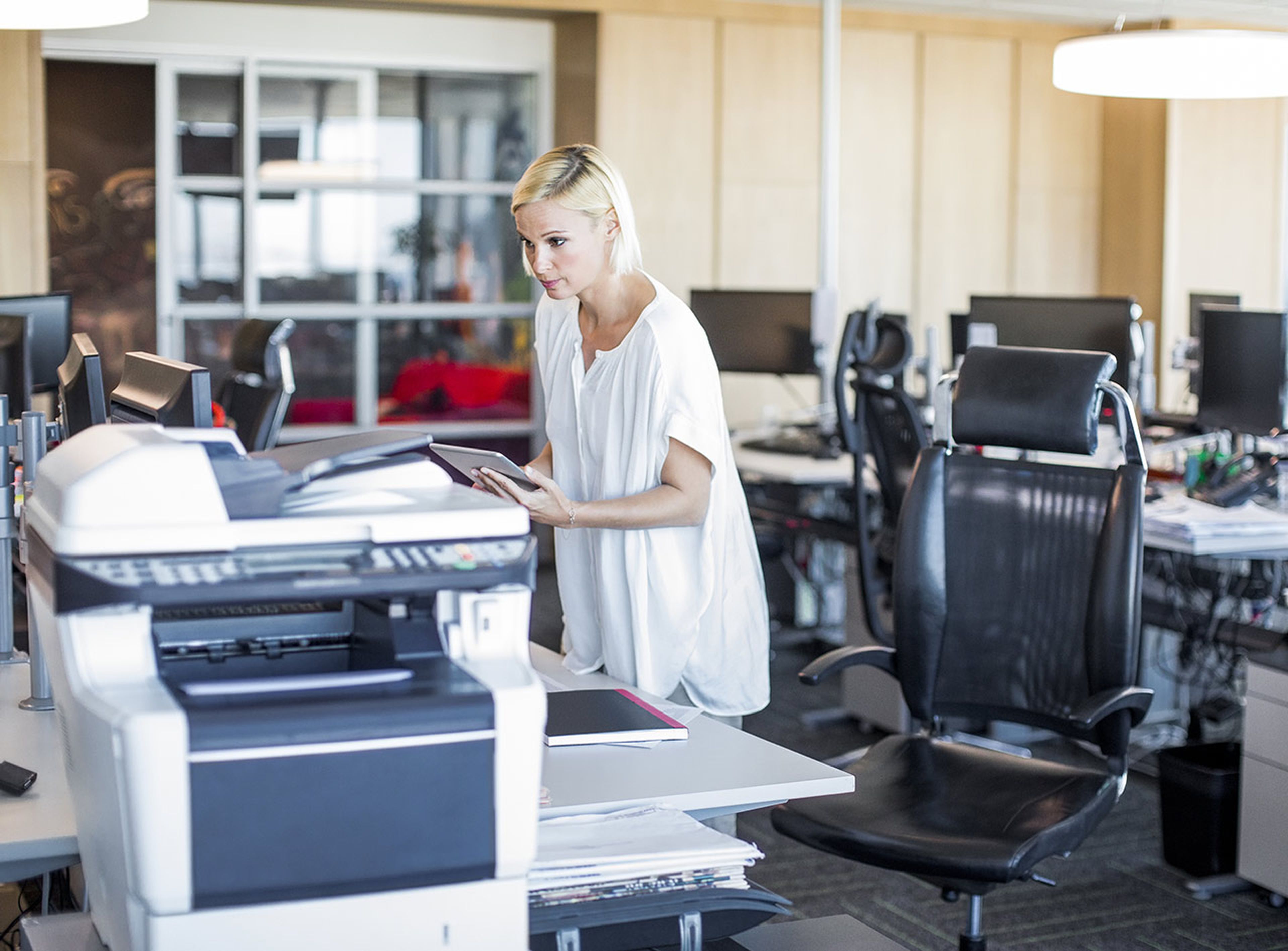 Una mujer imprime un documento en la oficina