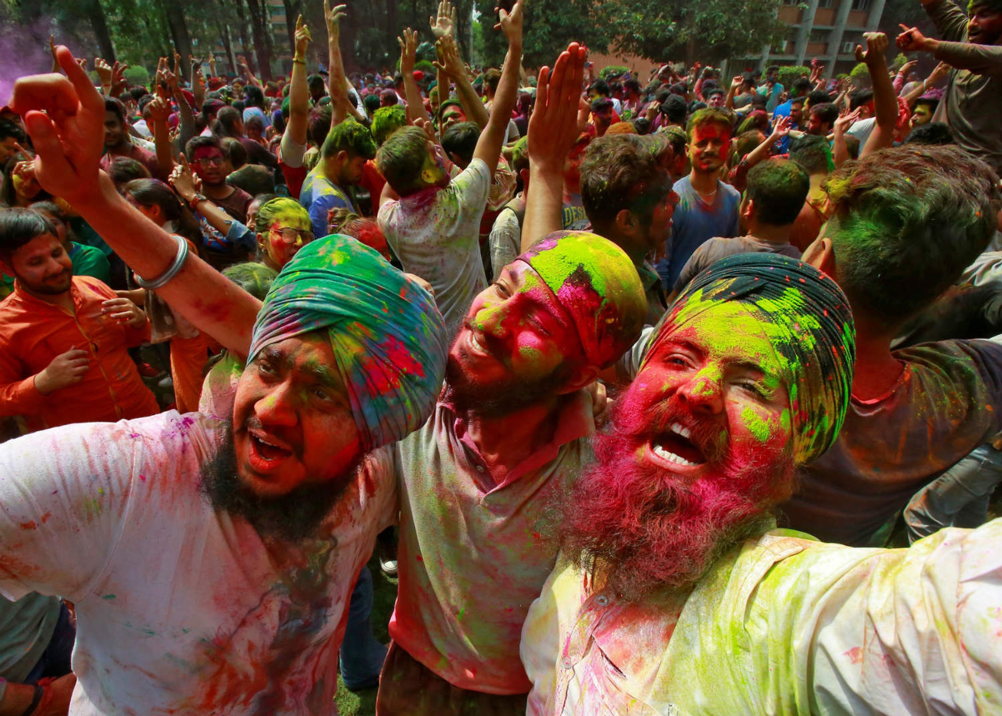 Varios estudiantes celebran el festival Holi en el campus universitario de Chandigarh en India.