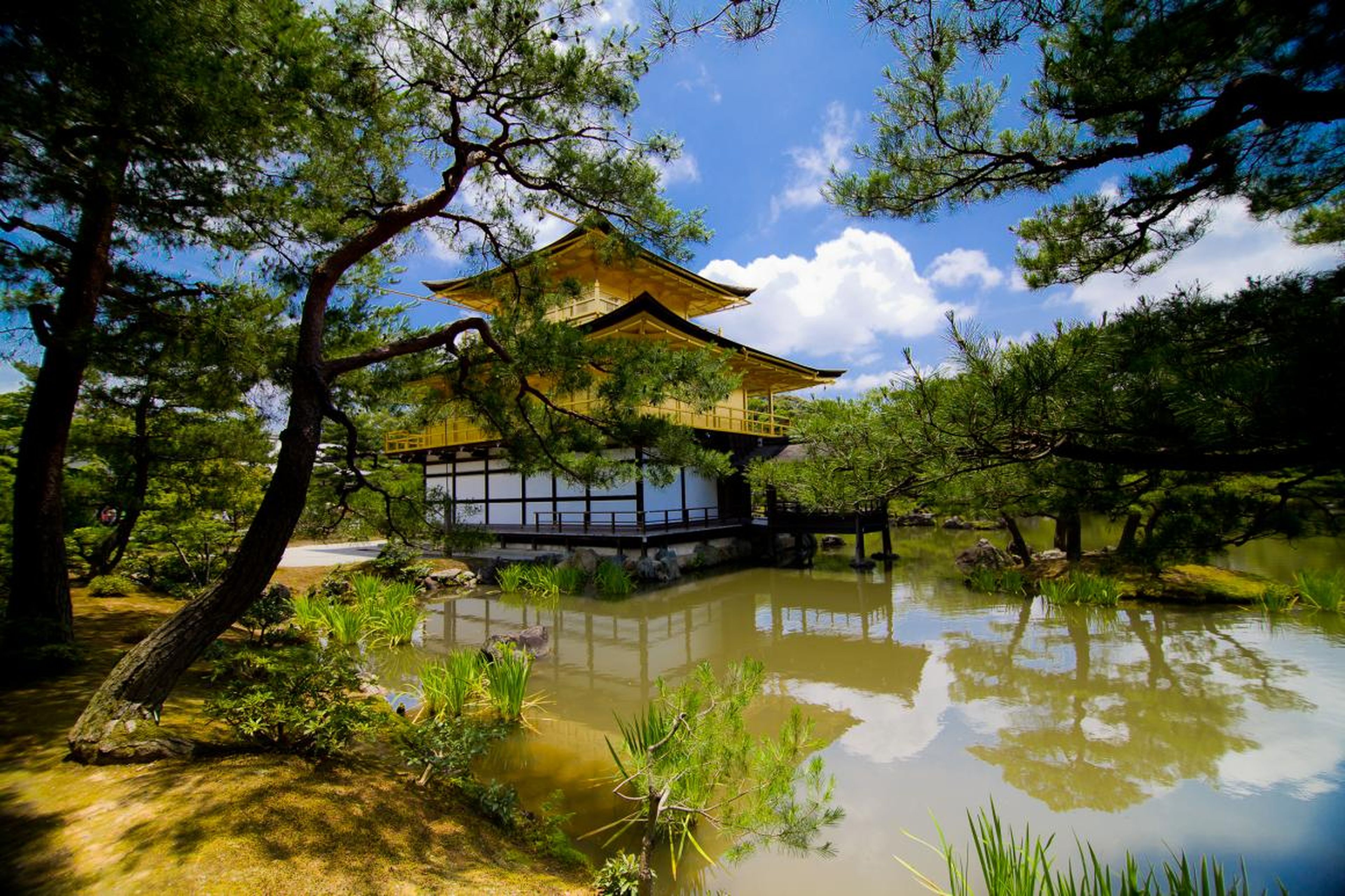 La integración en el entorno es uno de los ideales más antiguos de la arquitectura. La antigua capital japonesa, Kioto, cuenta con el impresionante Pabellón Dorado...