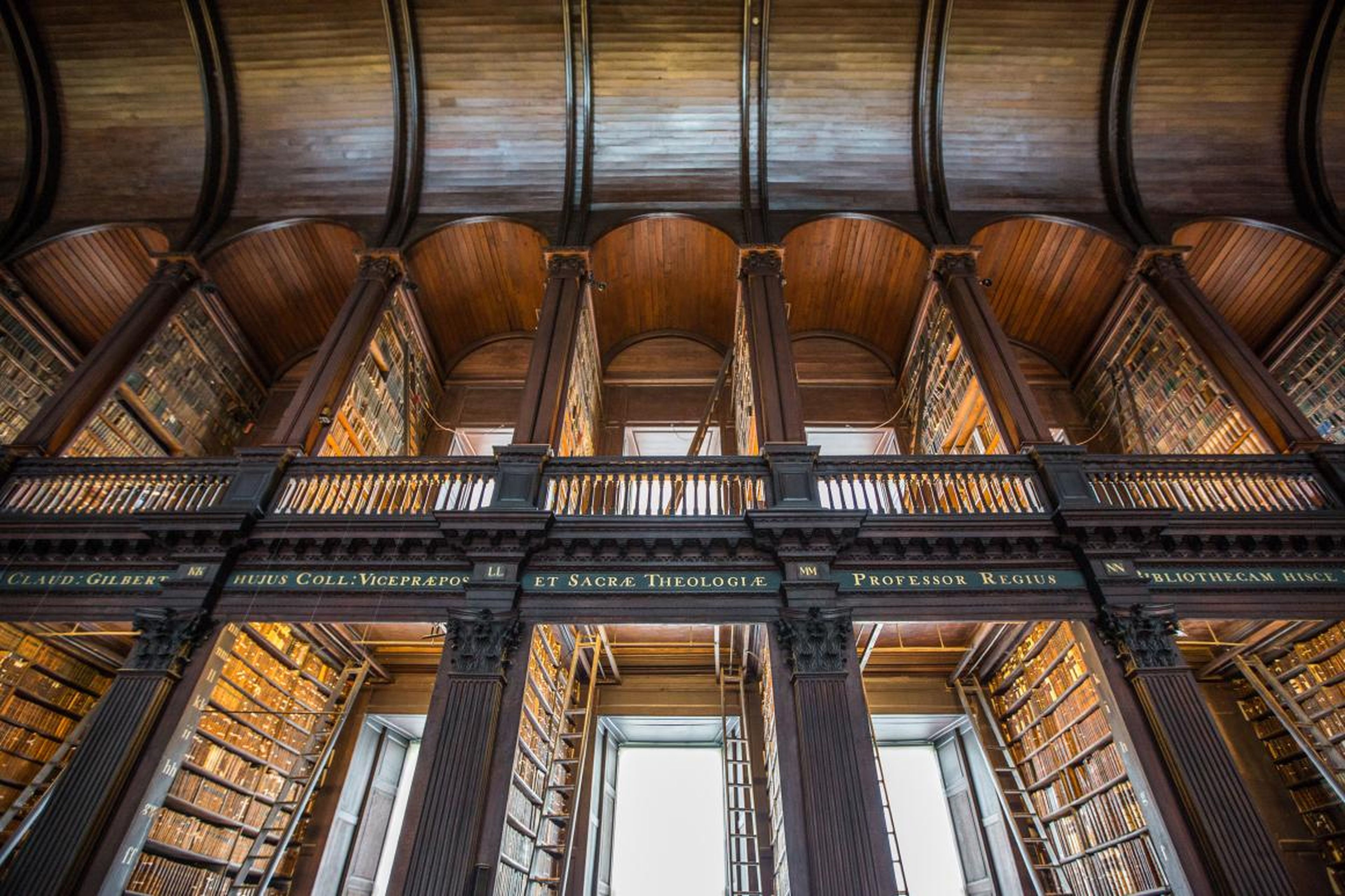 Cuenta con la biblioteca prototípica, cuya sección más impresionante se llama la Sala Larga.