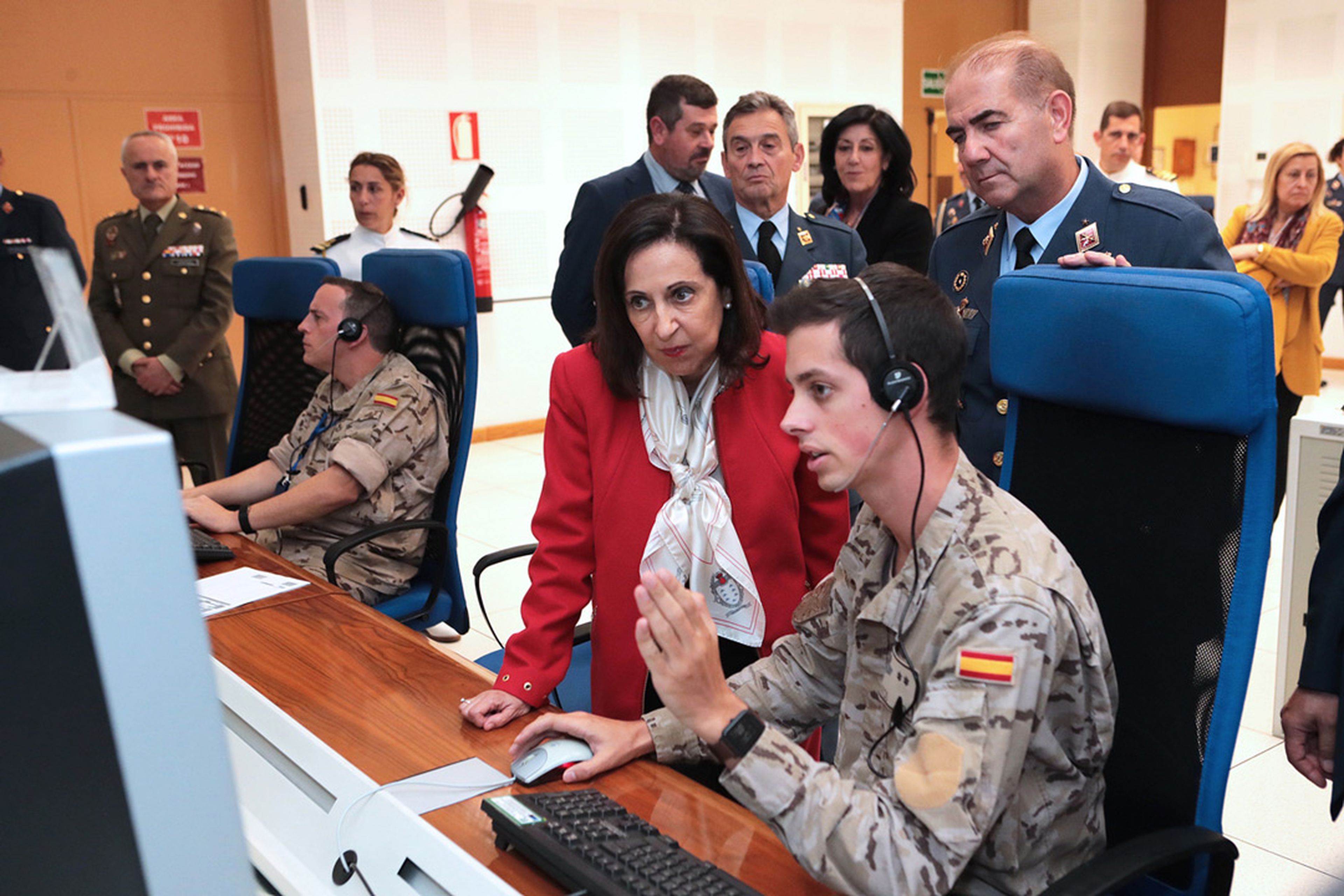 La ministra de Defensa, Margarita Robles, visita la Base Aérea de Gando, en la isla de Gran Canaria, en una fotografía de archivo.