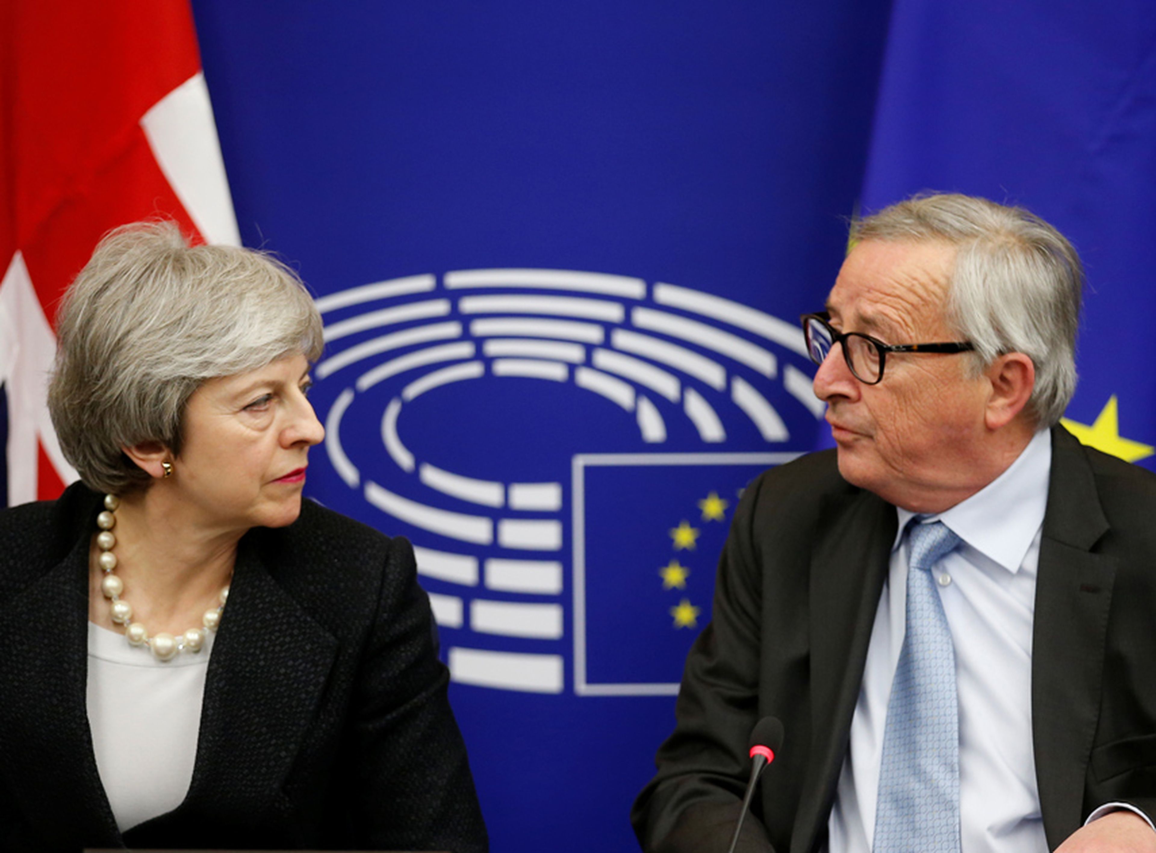 Theresa May, primera ministra de Reino Unido, y Jean-Claude Juncker, presidente de la Comisión Europea, durante una conferencia de prensa conjunta en Estrasburgo.