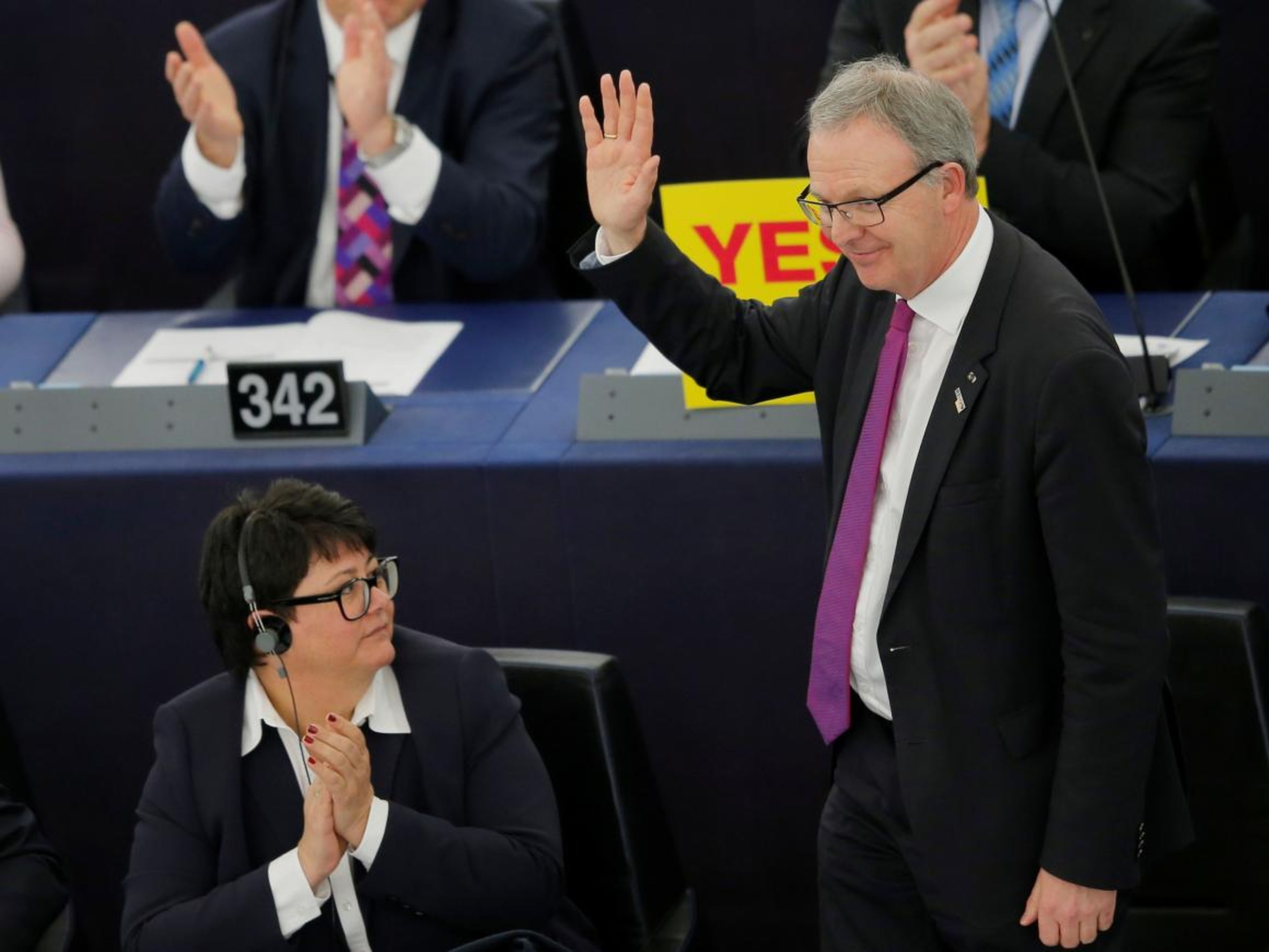 Axel Voss (derecha), parlamentario europeo, celebrando la aprobación de la Ley de Copyright.