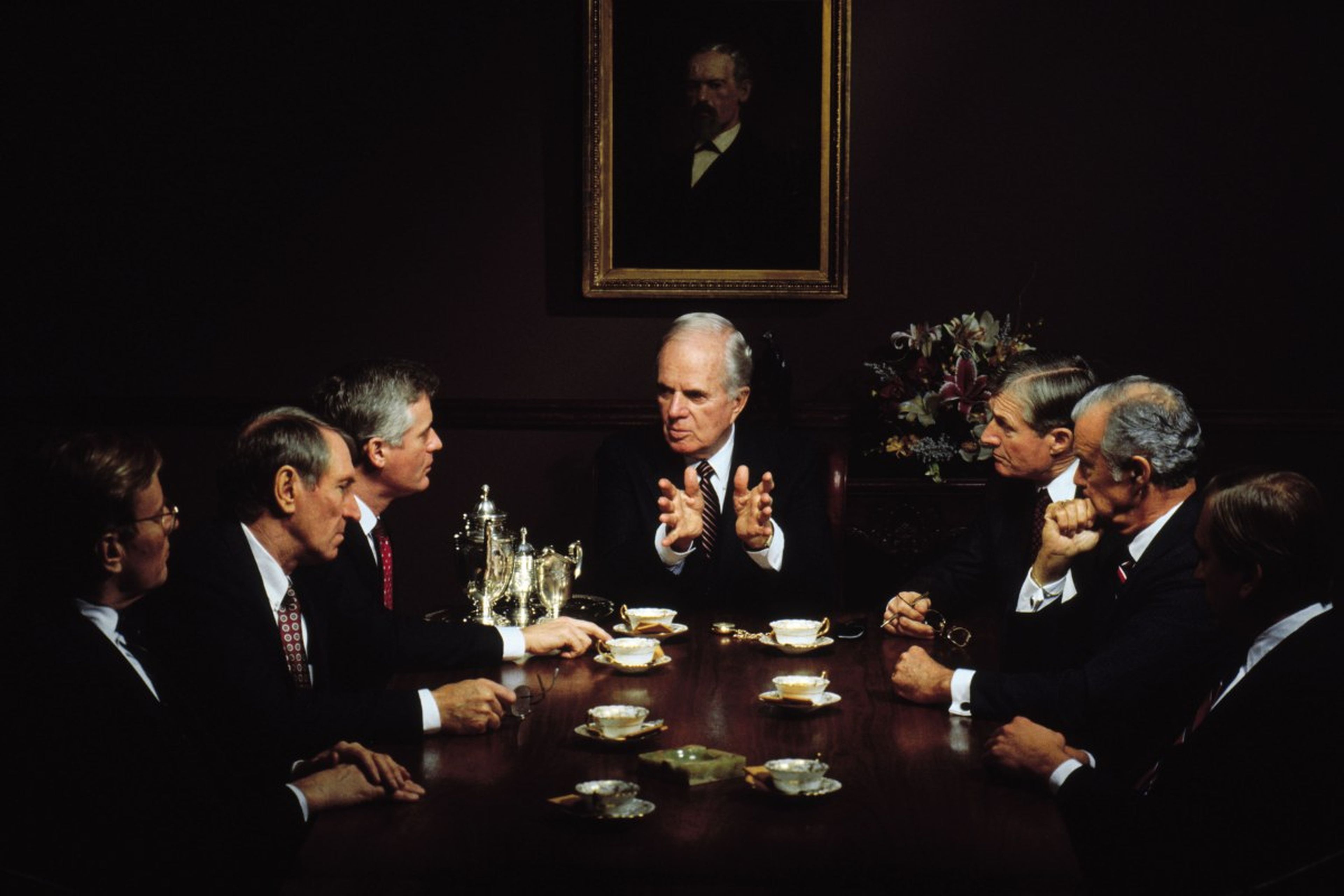 Una reunión de un comité de accionistas exclusivamente masculino