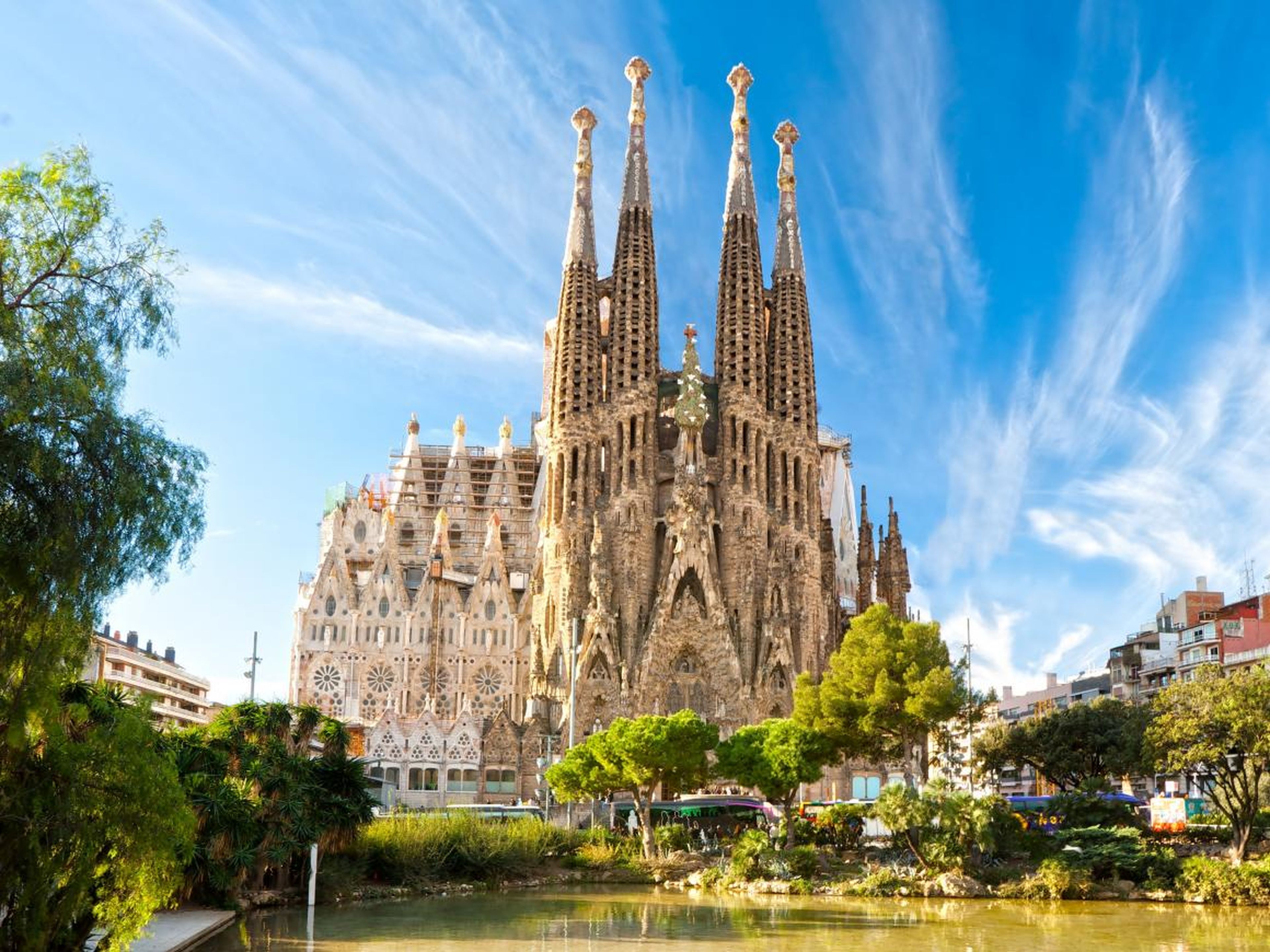 El arquitecto modernista Antoni Gaudí no vivió para ver terminada su Sagrada Familia, de hecho, todavía está en construcción. Según su sitio web, se espera que la construcción termine en 2026.