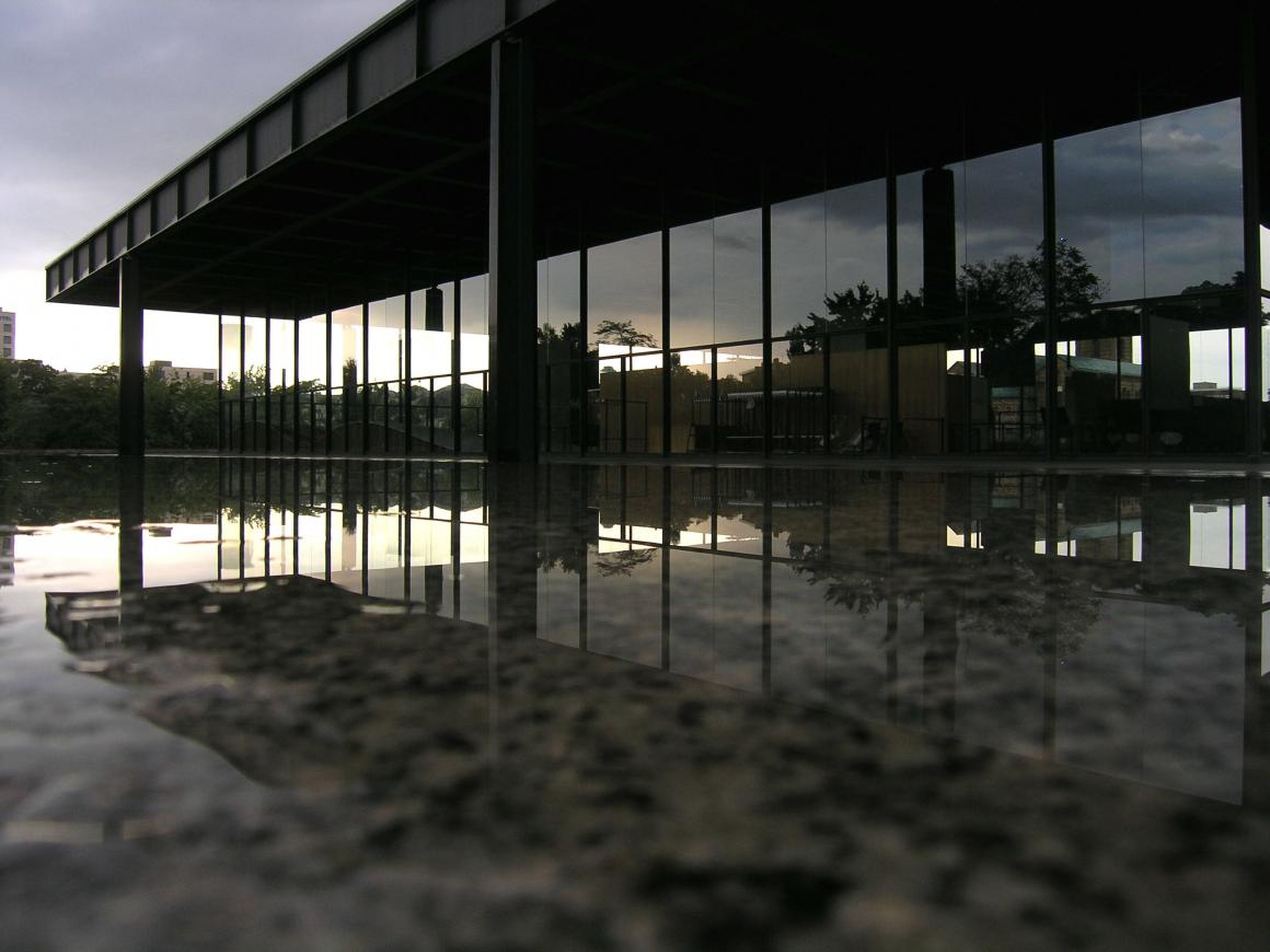 El maestro modernista Mies van der Rohe utilizó líneas minimalistas y espacios abiertos para crear edificios que parecen flotar en el aire como la Neue Nationalgalerie de Berlín, construida en los años sesenta.