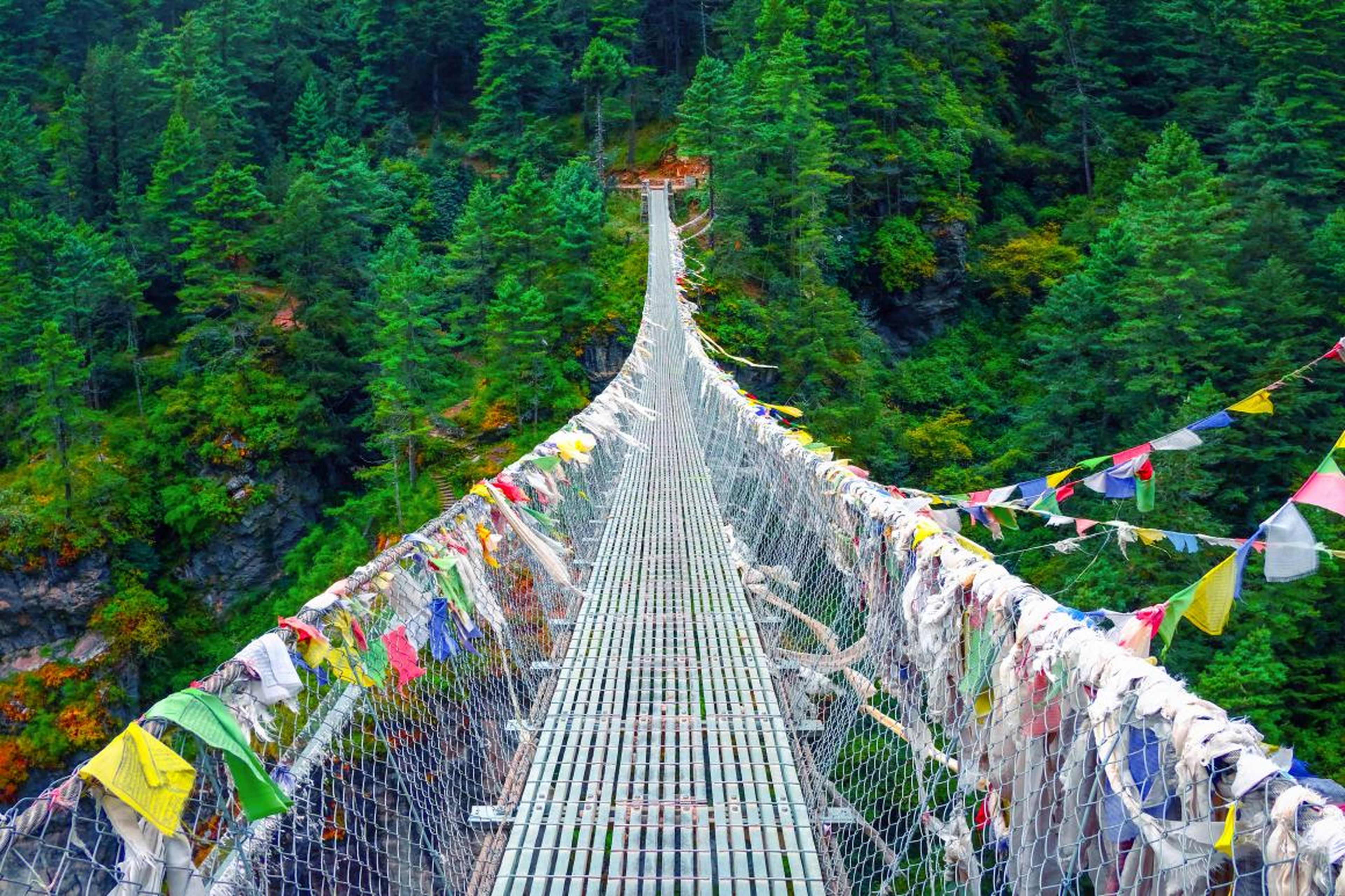 El Hanging Bridge of Ghasa en Nepal.
