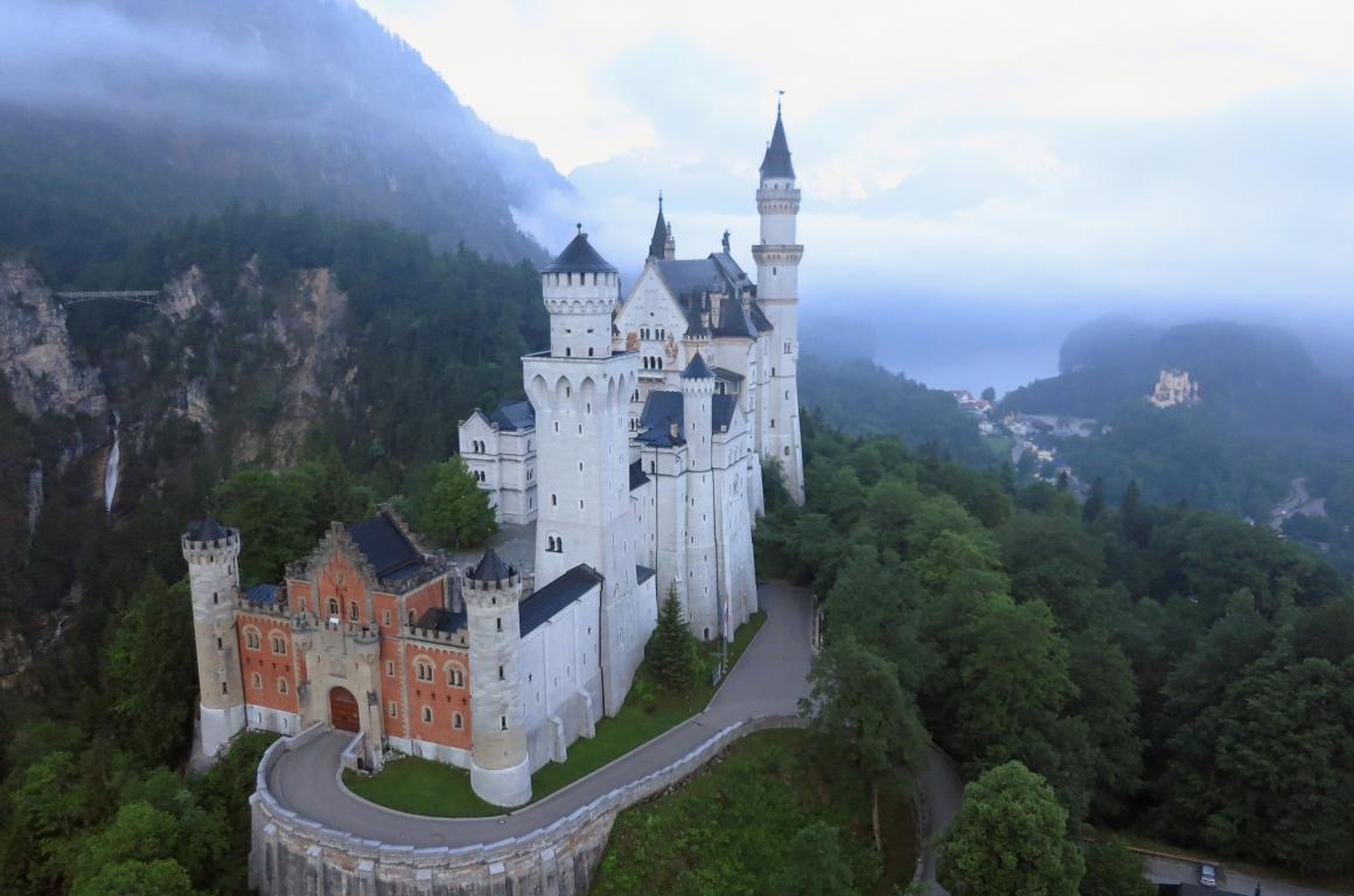 El castillo de Neuschwanstein, en el estado alemán de Baviera, inspiró a Walt Disney a crear el castillo de la Bella Durmiente. Es fácil saber por qué.