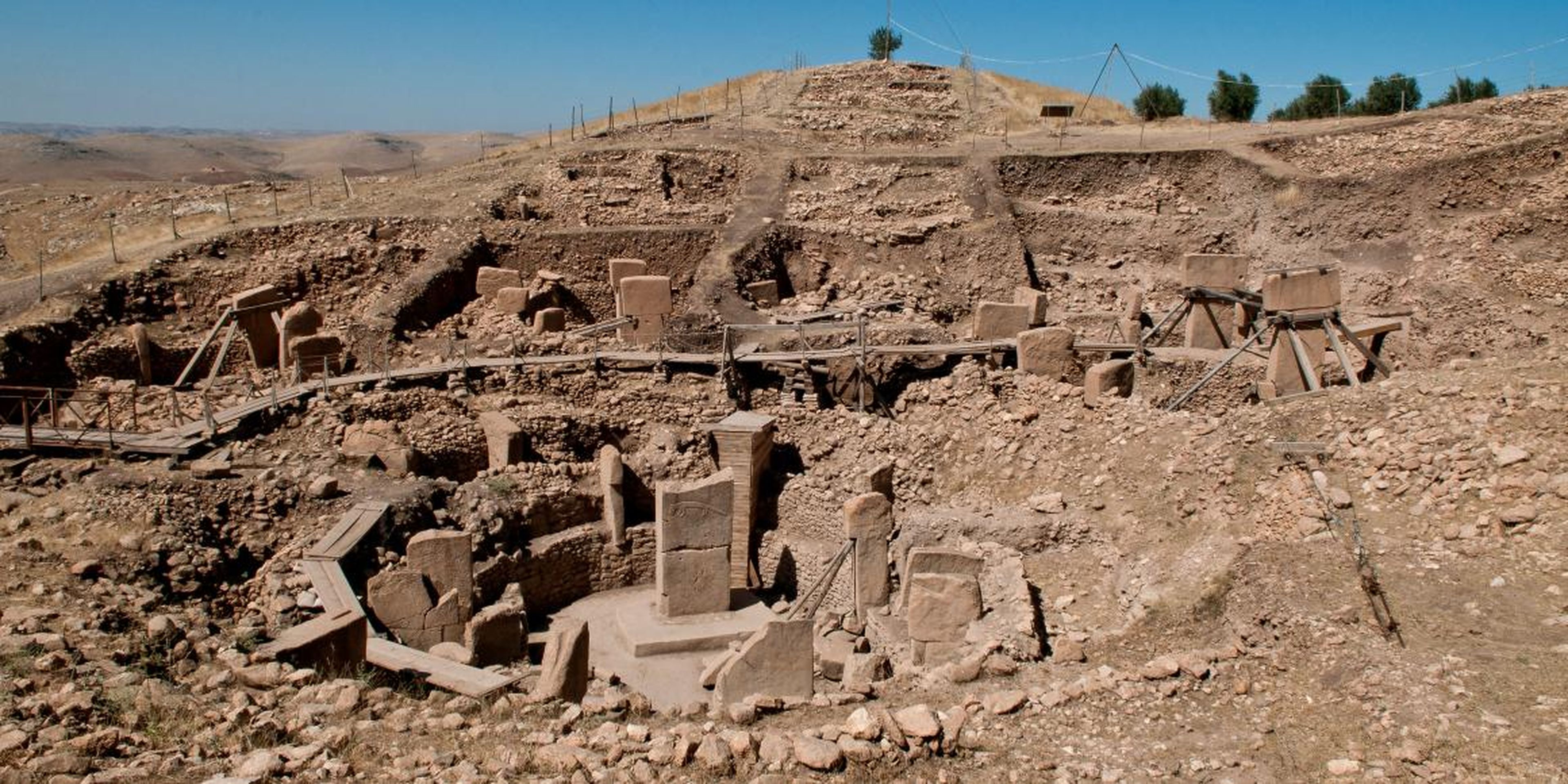 El edificio más antiguo que conocemos es Göbekli Tepe, en la actual Turquía. Fue construido alrededor del año 9.500 a.C., los arqueólogos no están seguros de su función, pero probablemente era un sitio religioso.