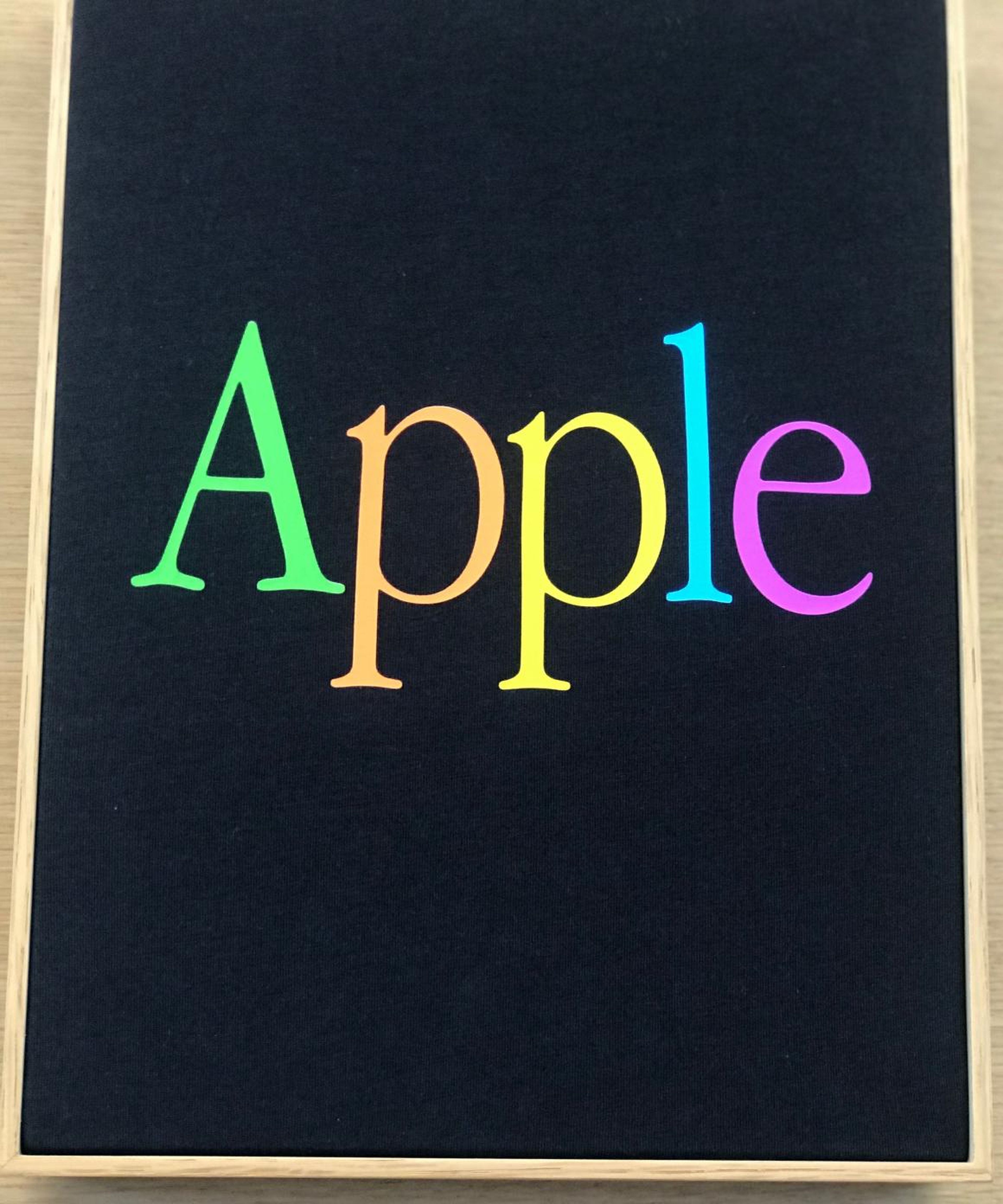 Camiseta logo Apple