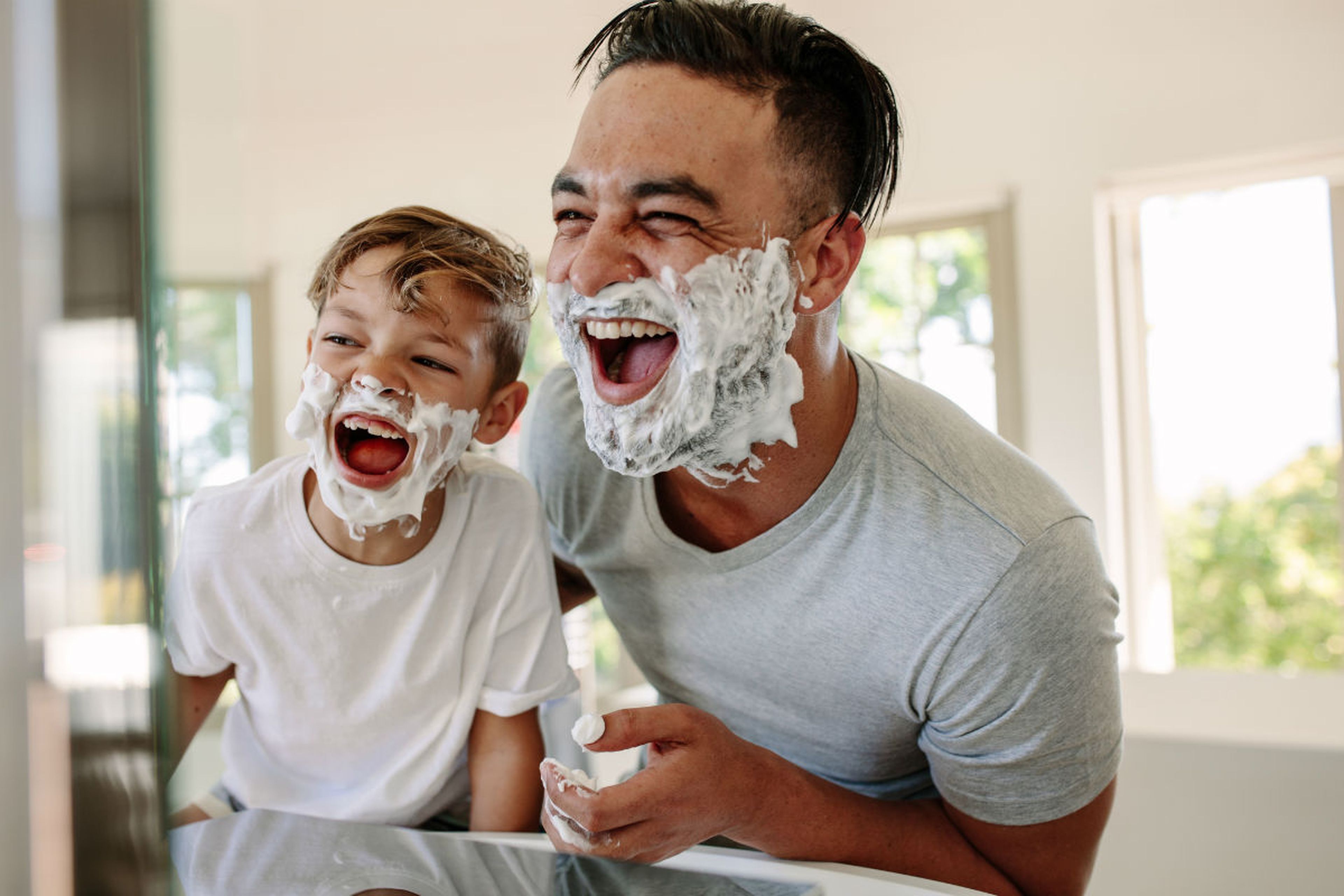 Un padre se afeita junto a su hijo.