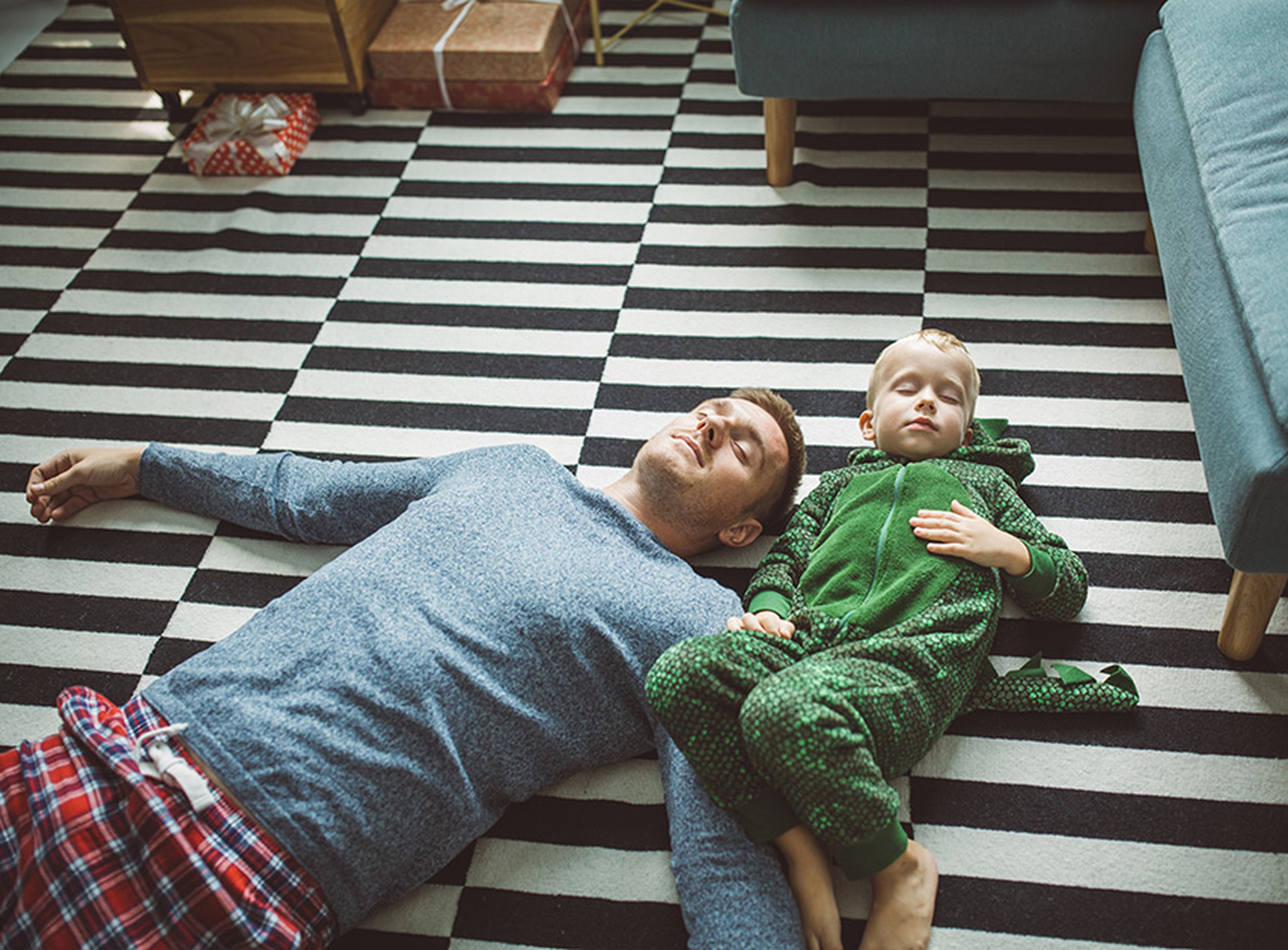 Padre e hijos dormidos en el suelo