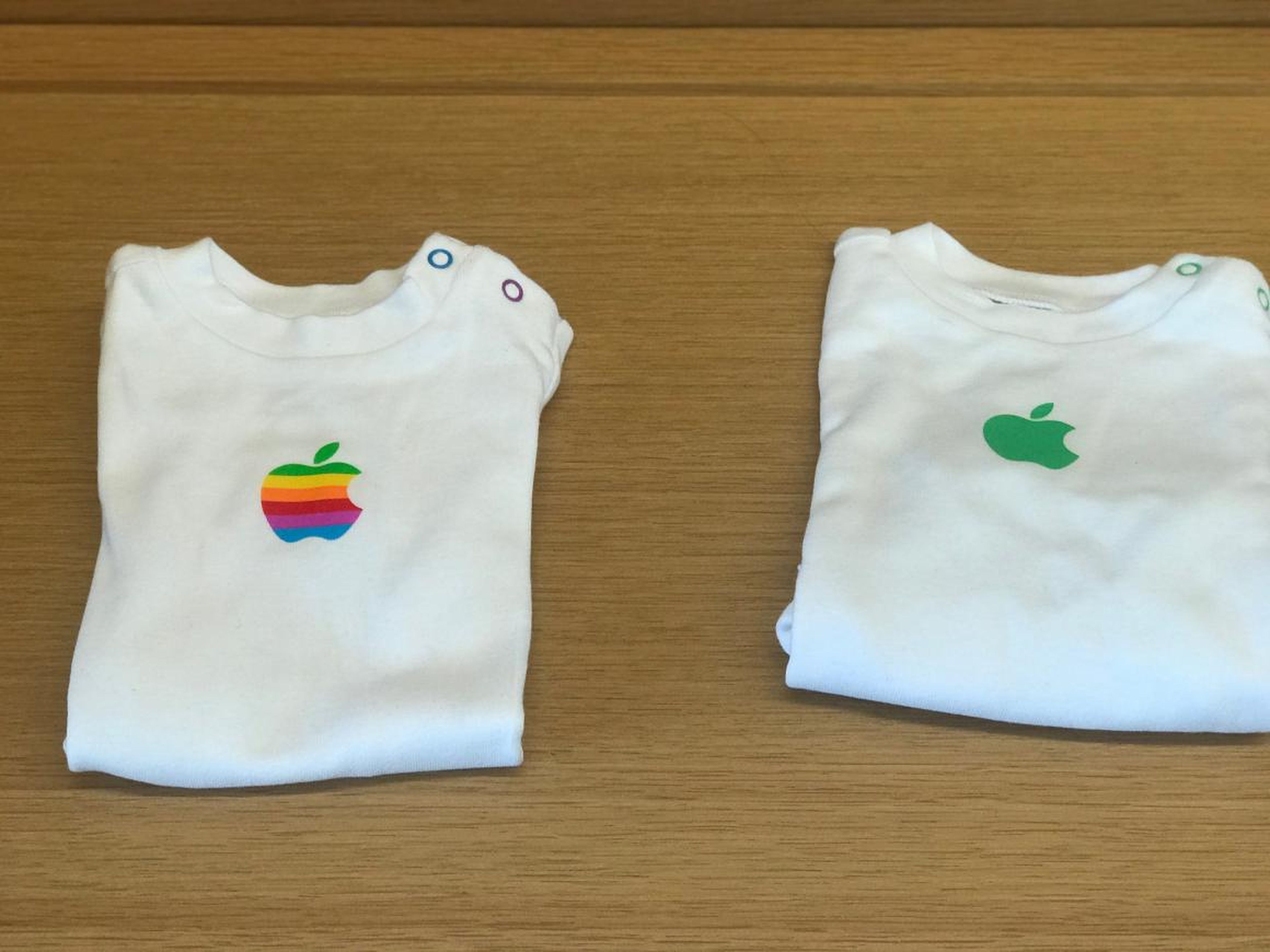 Ropa de bebé con logo de Apple