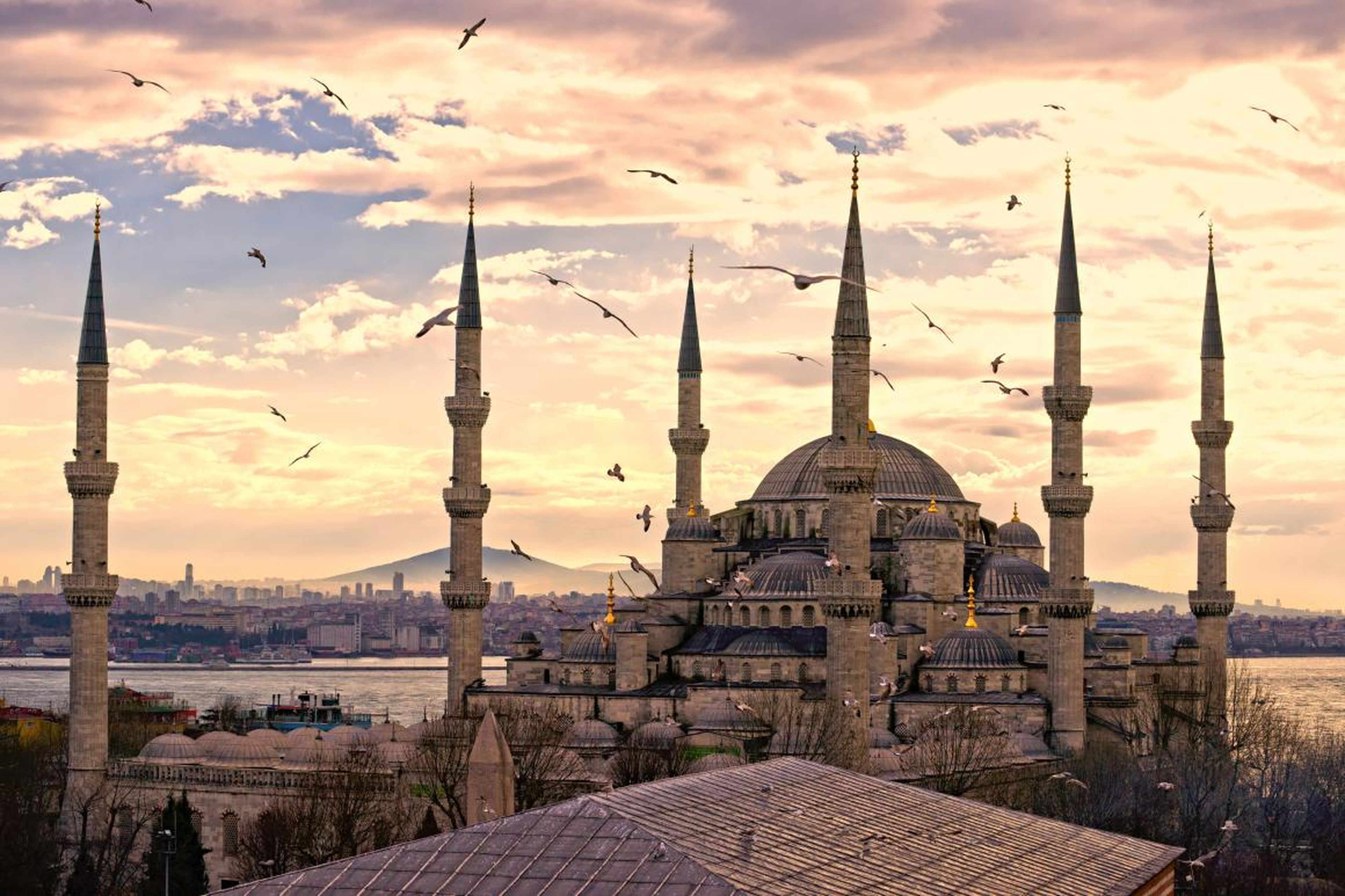 Quizás el único templo que puede igualar su grandeza es la Mezquita Azul de Estambul, construida a principios del siglo XVII en el apogeo del Imperio Otomano.