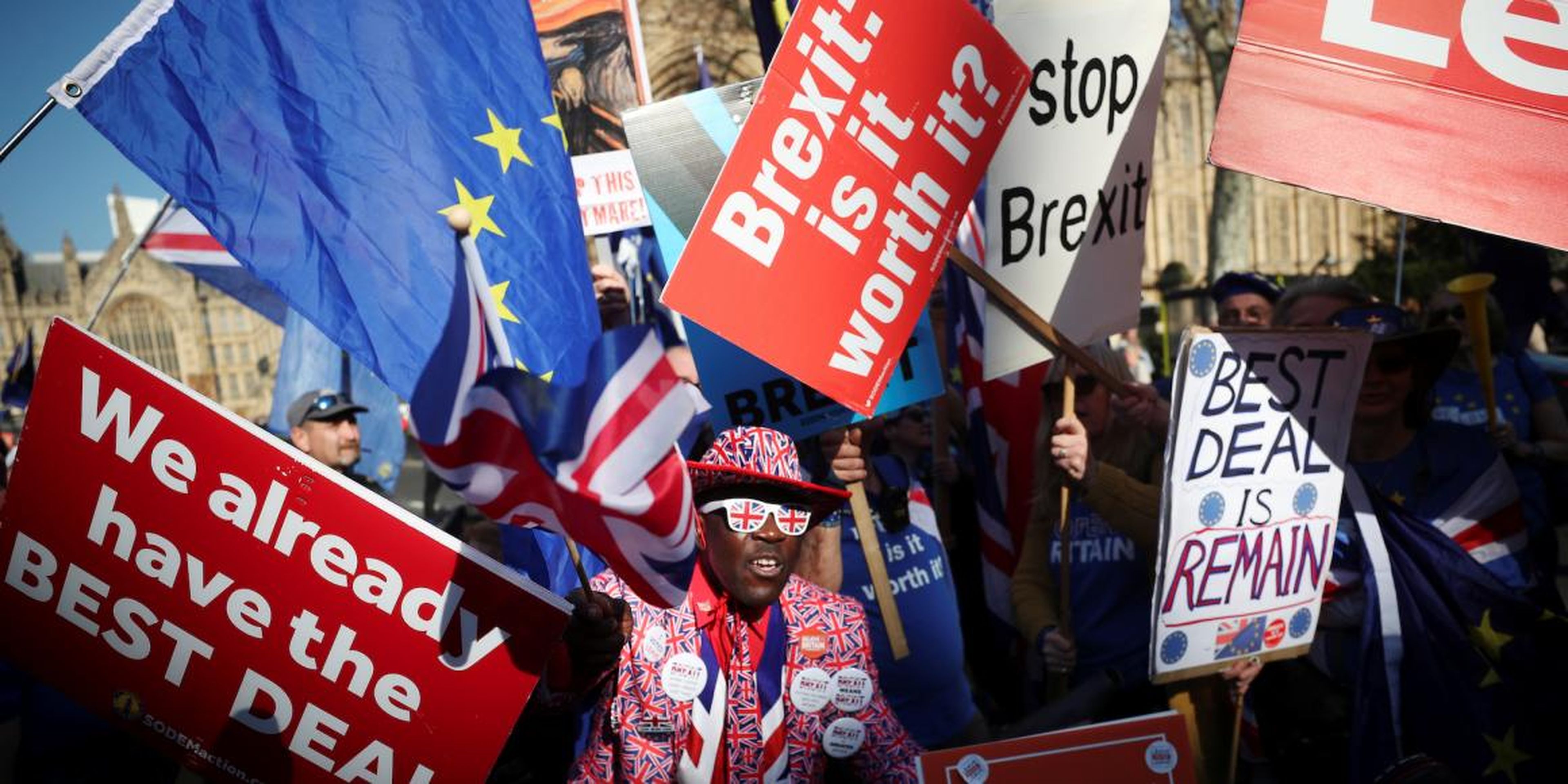 Manifestantes pro-Brexit y anti-Brexit