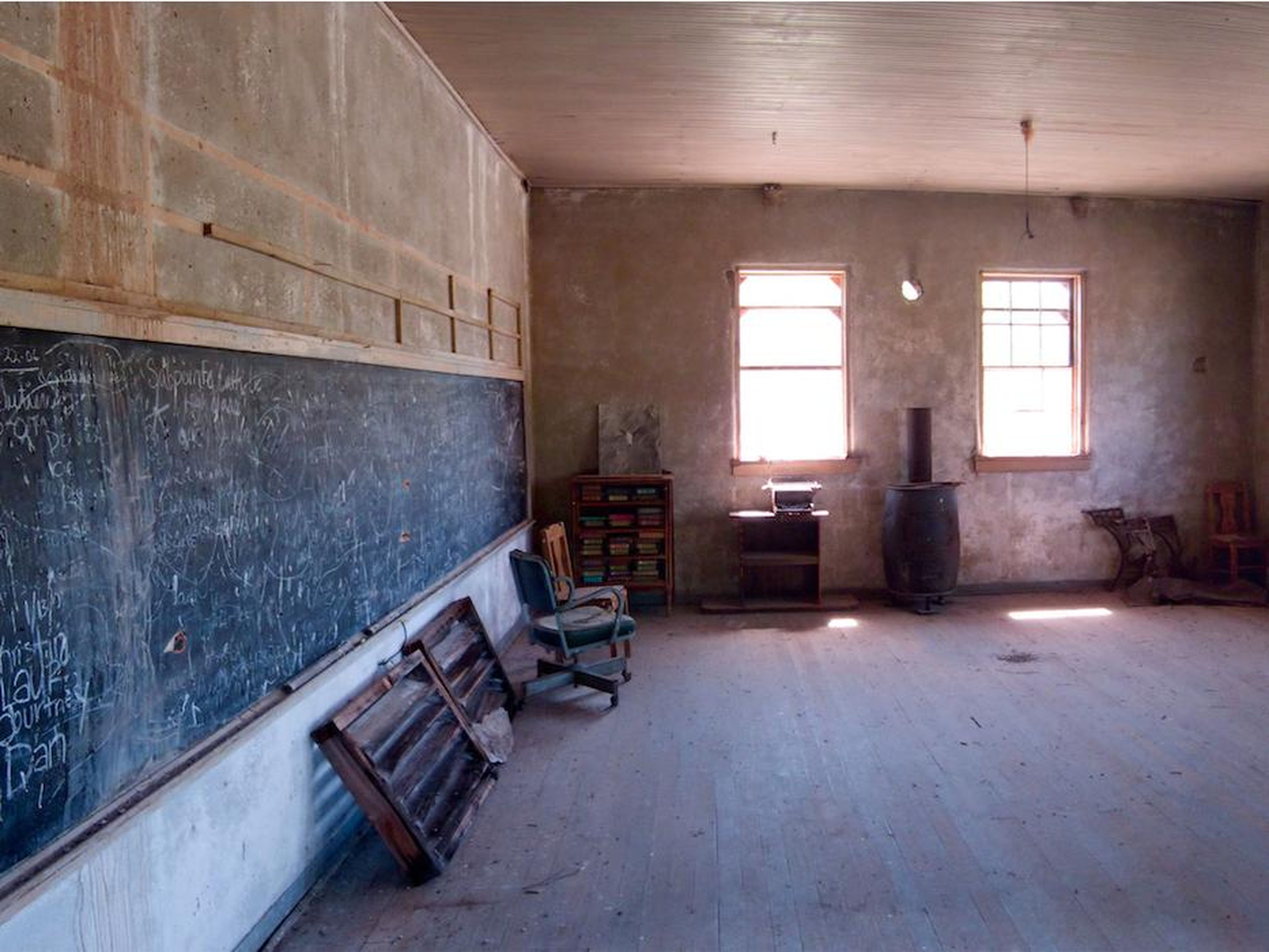 Una escuela permanece desierta después de ser abandonada en 1940.