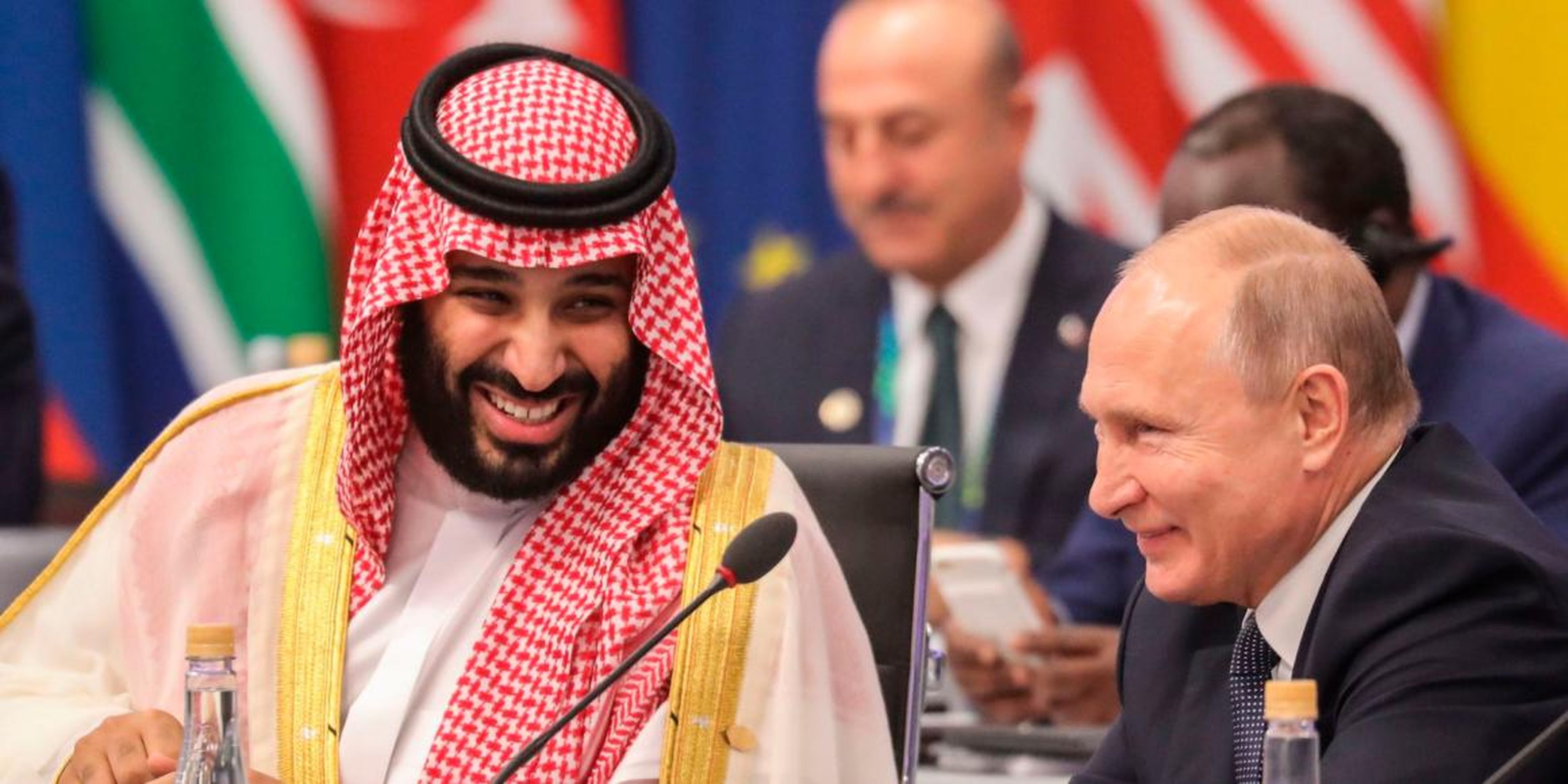 El presidente ruso Vladimir Putin y el príncipe heredero de Arabia Saudita Mohammed bin Salman asisten a la Cumbre de Líderes del G20 en Buenos Aires en noviembre de 2018.