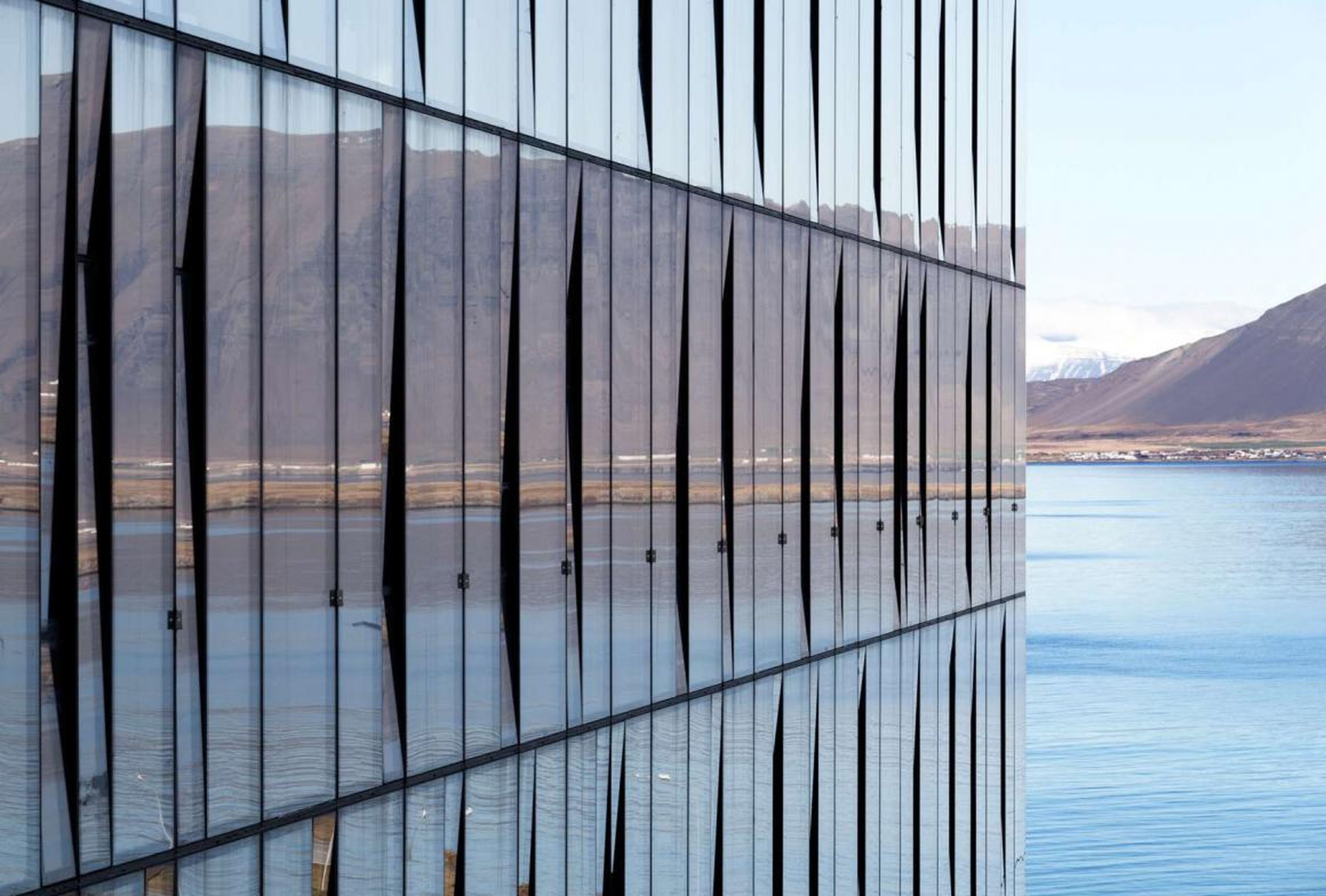 Algunos de los edificios más bellos se integran con su paisaje. El edificio Turninn en Reikiavik refleja la belleza salvaje de Islandia.