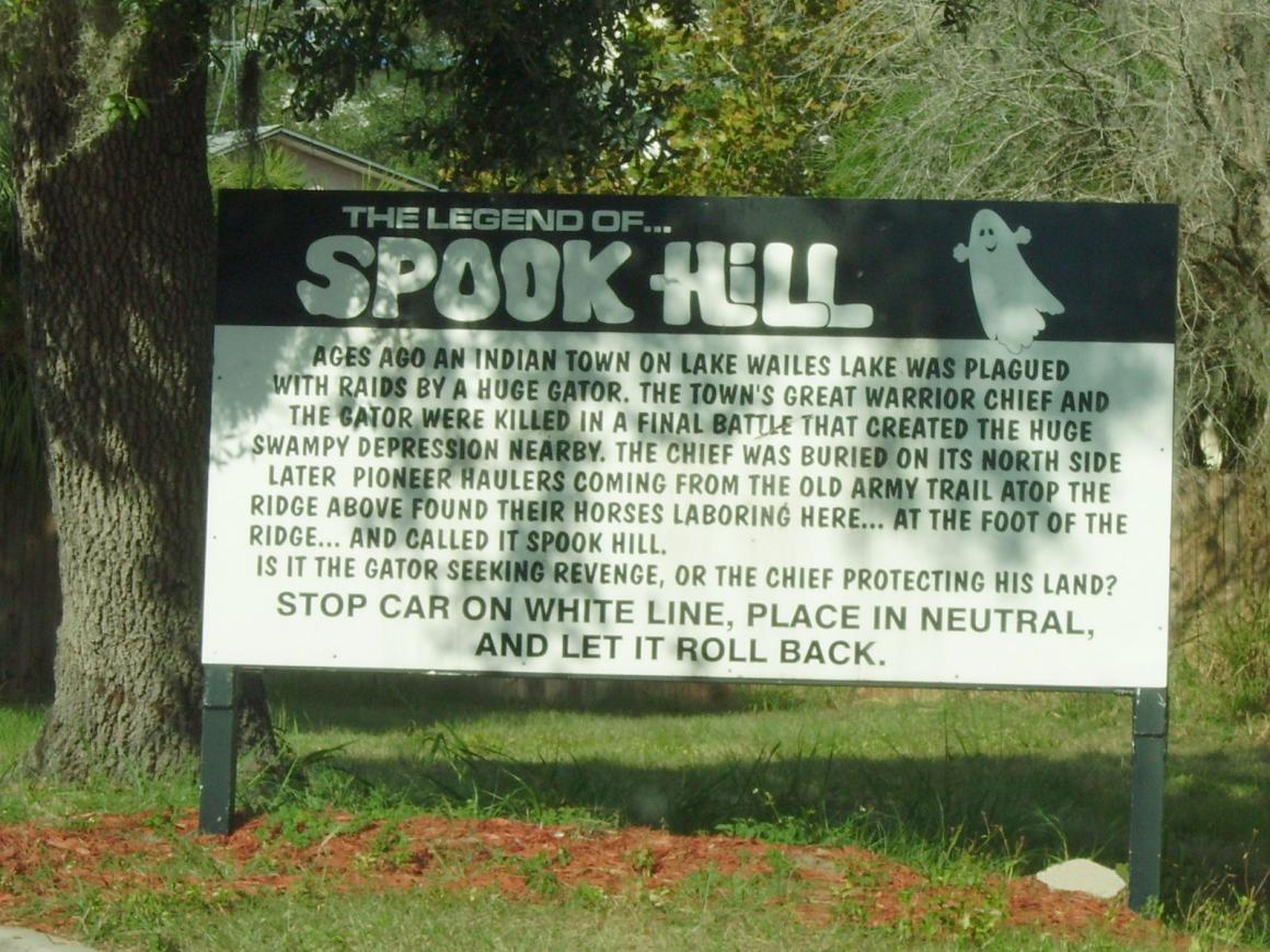 Un cartel en Spook Hill.