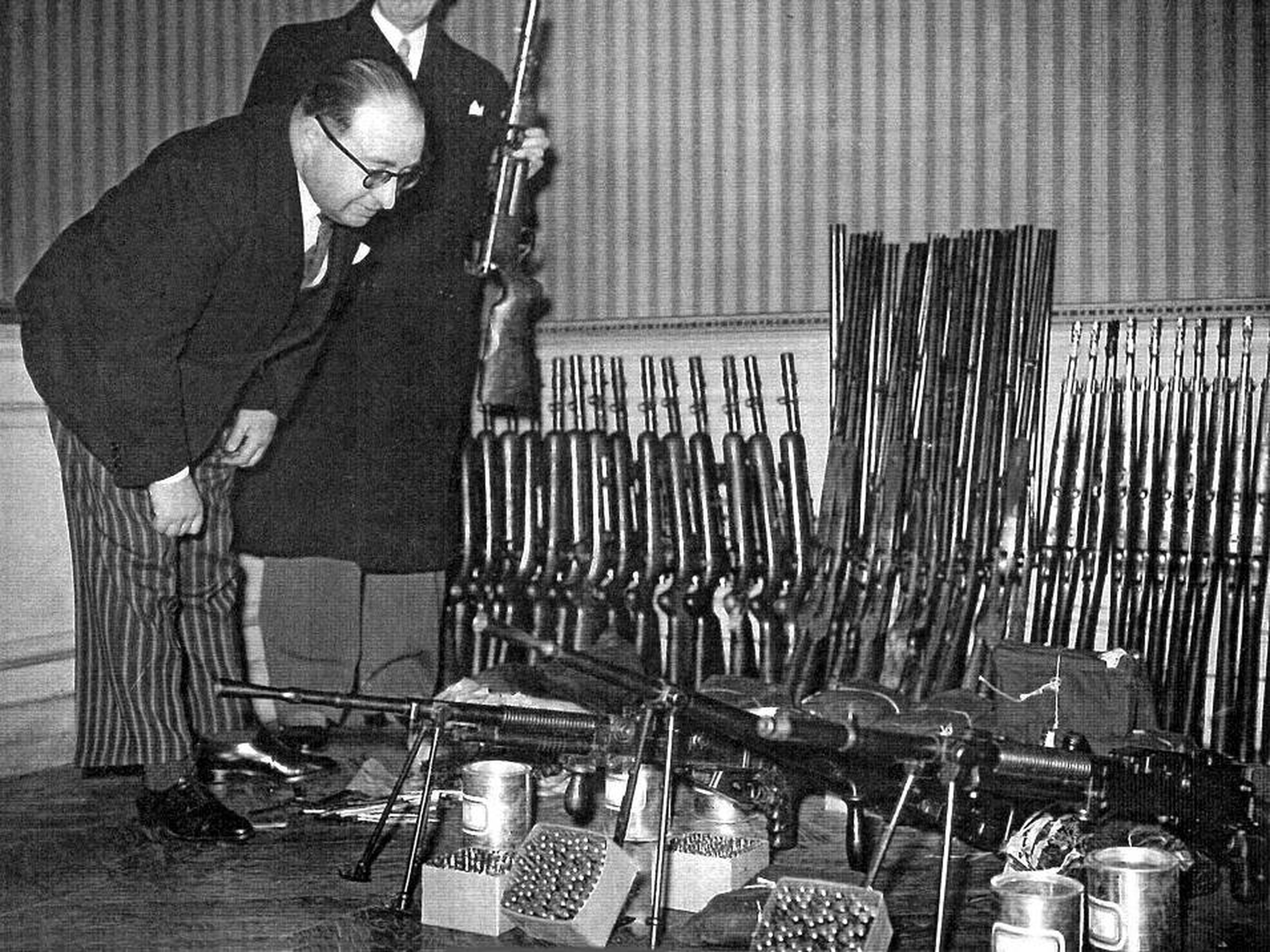 Investigadores franceses inspeccionan armas confiscadas de La Cagoule en 1937.