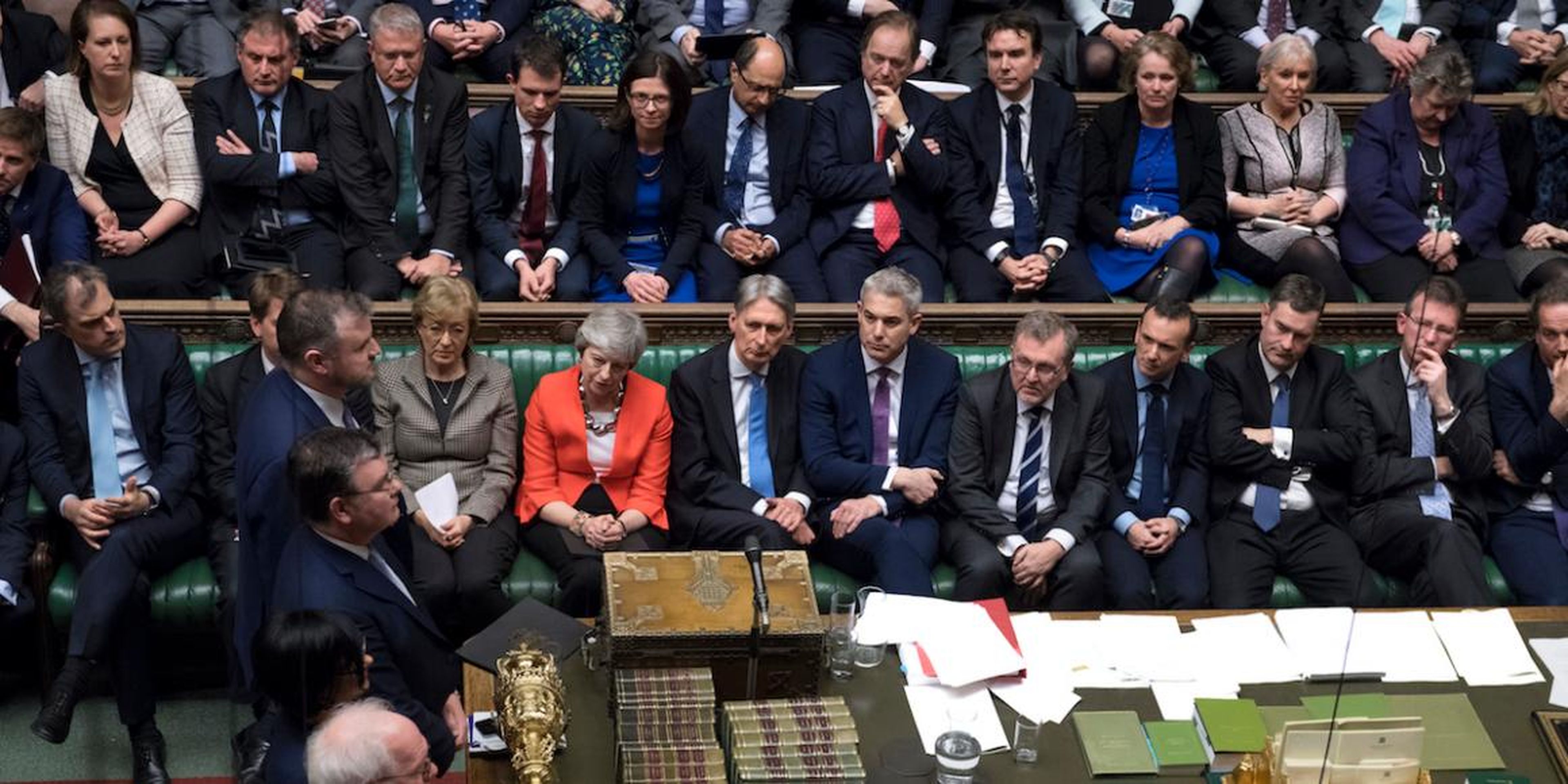 Theresa May y los parlamentarios conservadores esperan el resultado de la votación sobre su acuerdo de Brexit, el 12 de marzo de 2019.