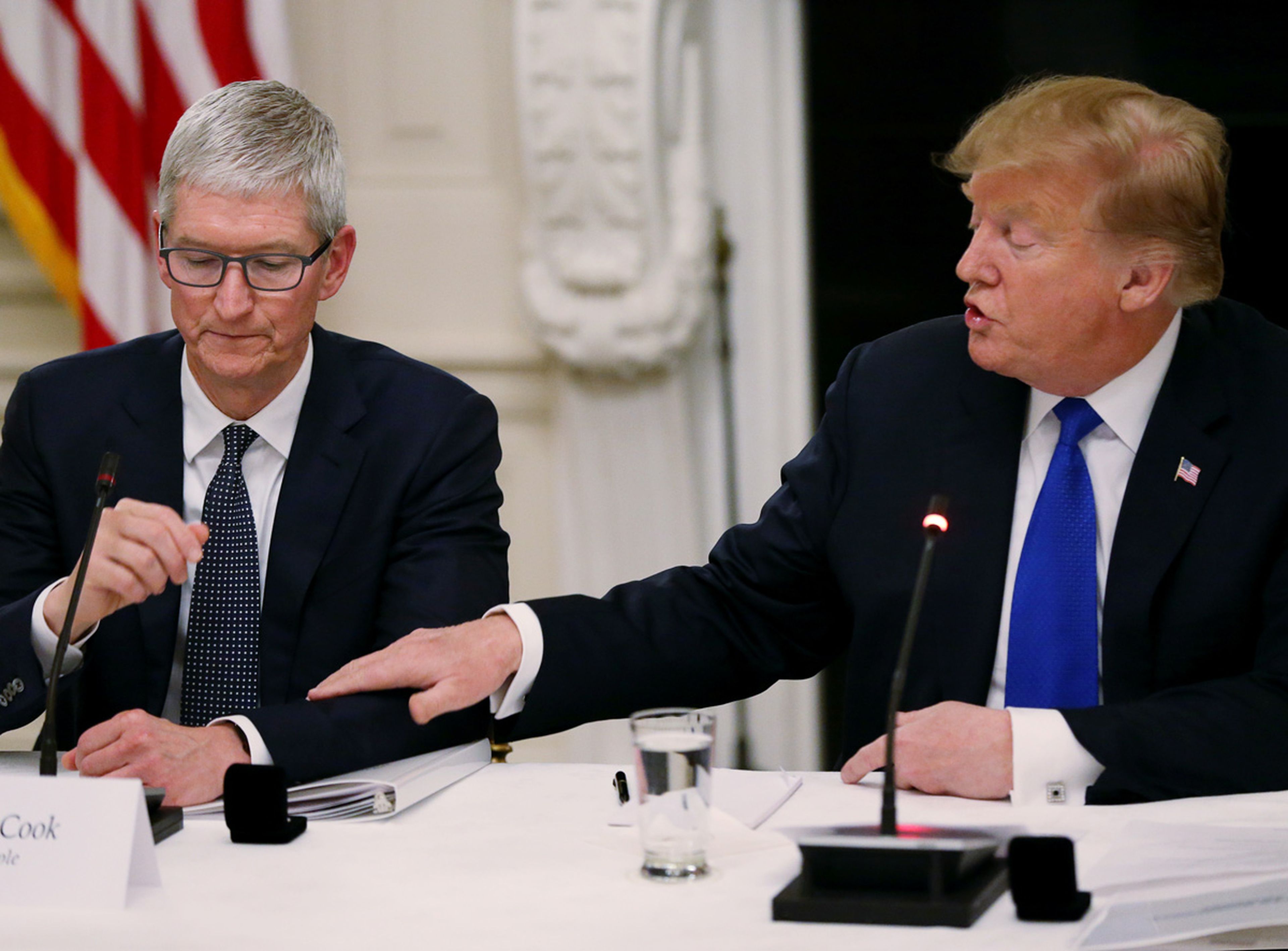 Tim Cook, CEO de Apple, junto a Donald Trump, presidente de los Estados Unidos.