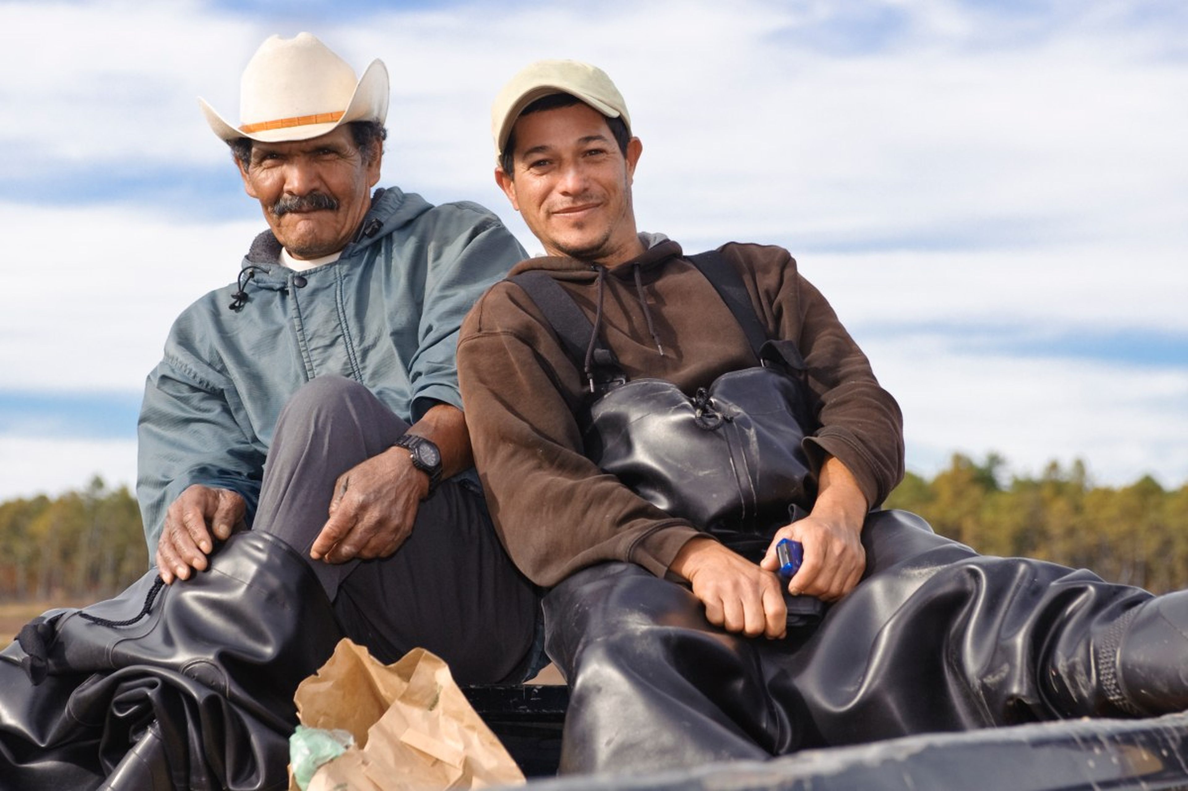 Dos trabajadores inmigrantes centroamericanos en una explotación agrícola