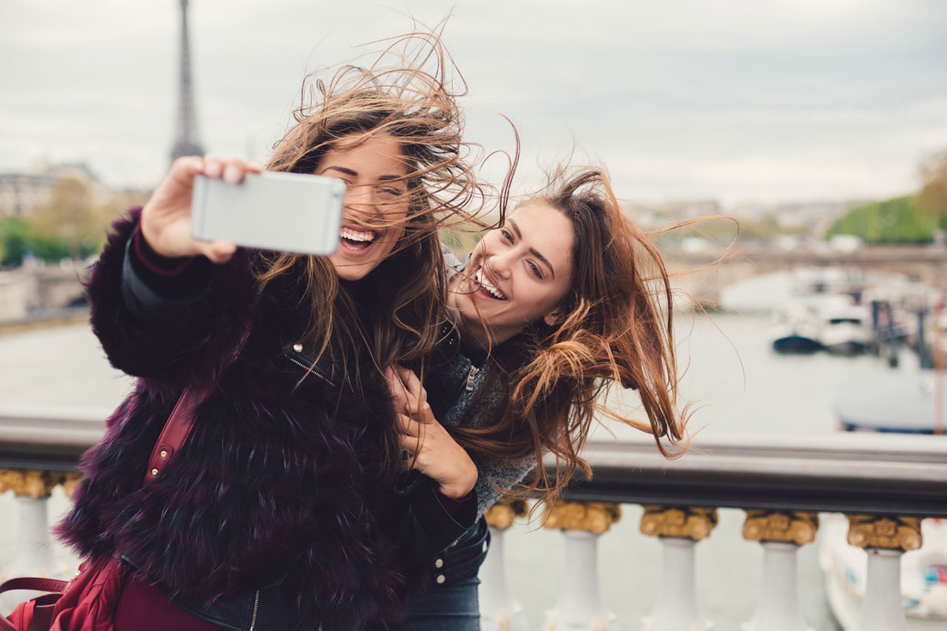 Dos chicas se hacen una fotografía con la Torre Eiffel de fondo
