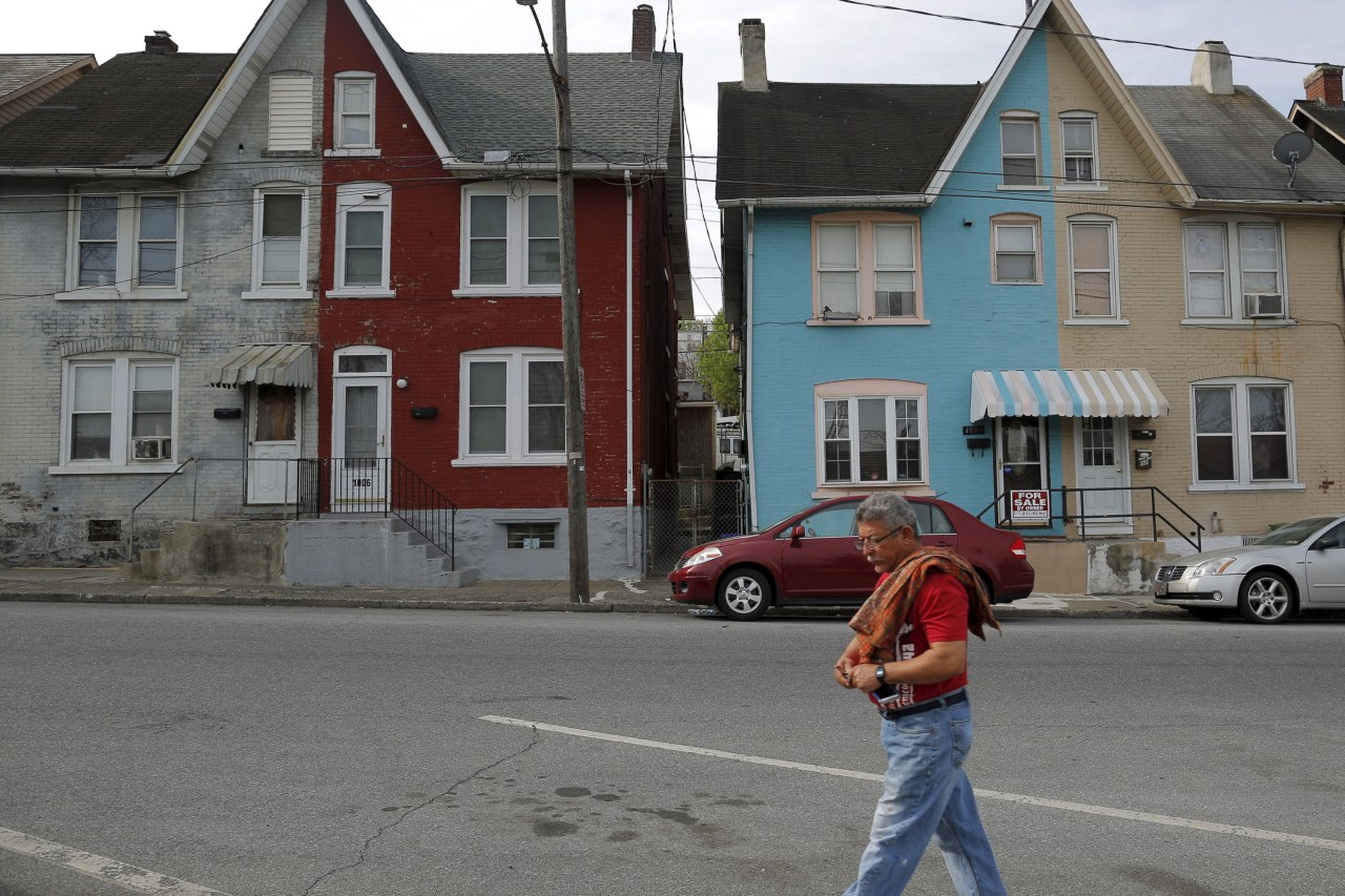 Un hombre pasea ante dos casas en venta en Pennsyvania (EE.UU.)
