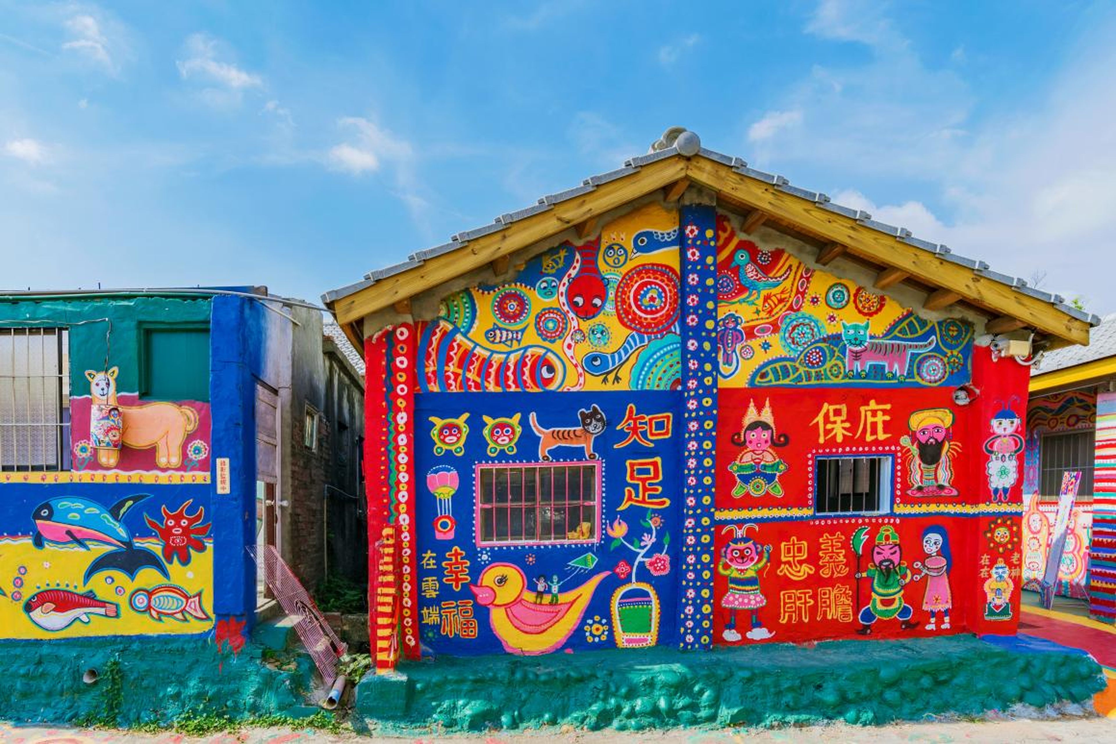 Los edificios en Rainbow Village están pintados con tonalidades rojas, azules y amarillas.