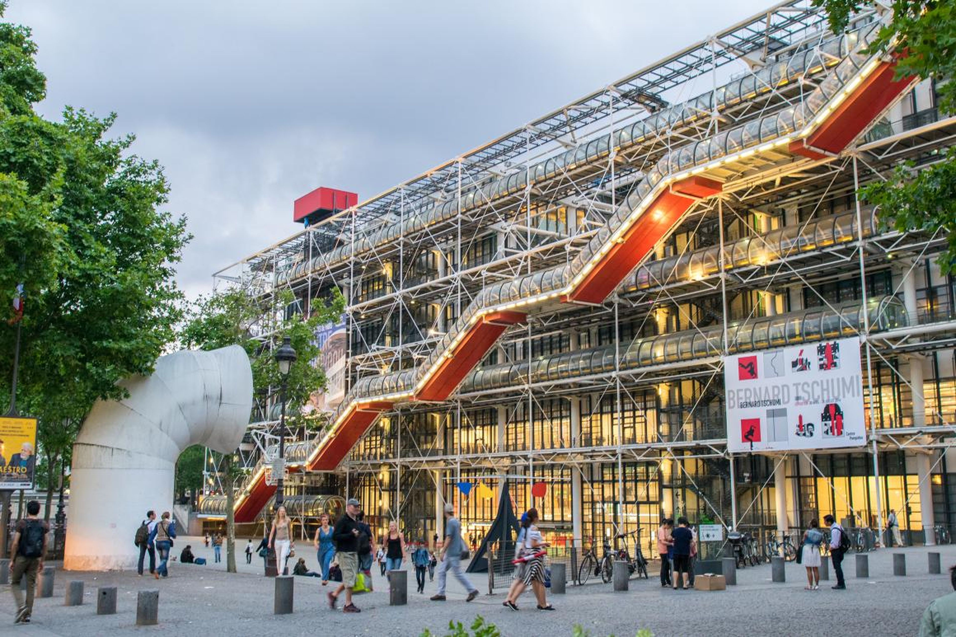 El Centro Pompidou de París es una obra maestra postmoderna: muestra alegremente las entrañas del edificio.