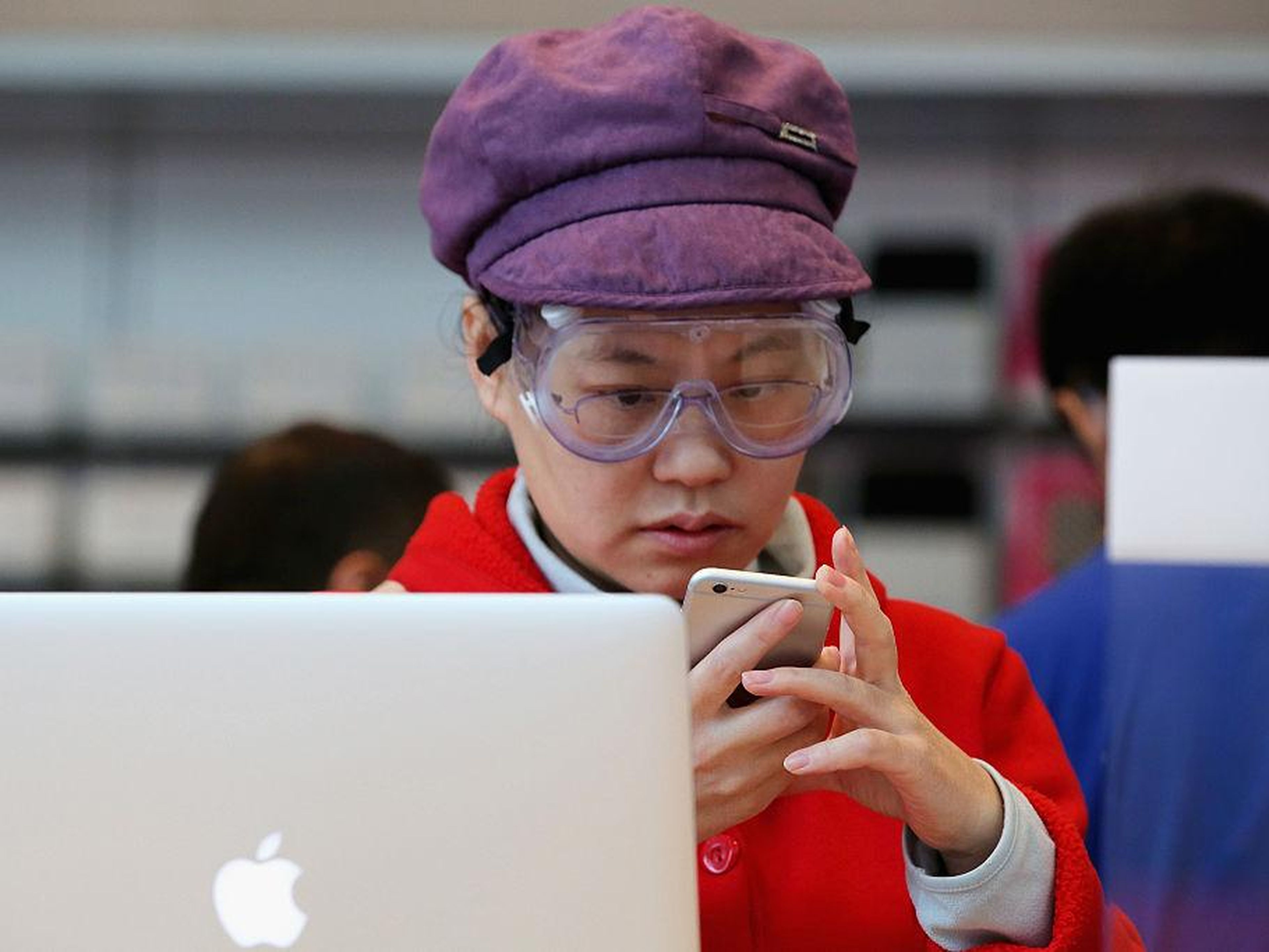 Una trabajadora maneja un iPhone en China.
