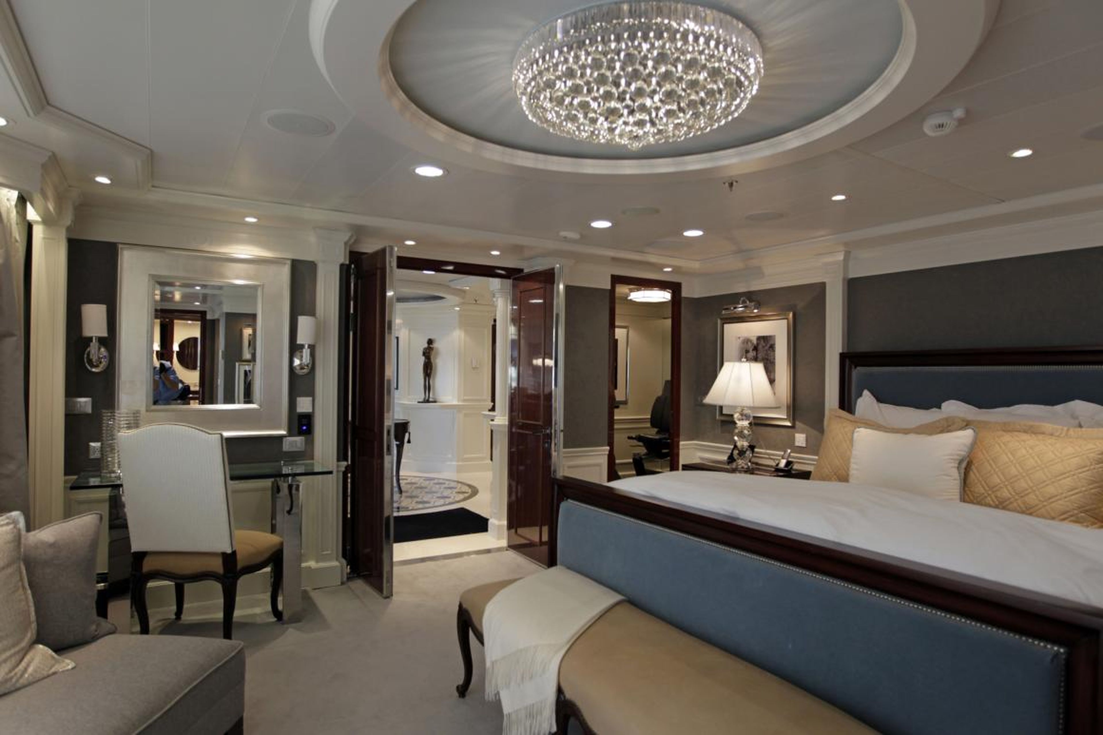 Los viajeros pueden ahorrar dinero para otras actividades de crucero al optar por una suite de lujo.