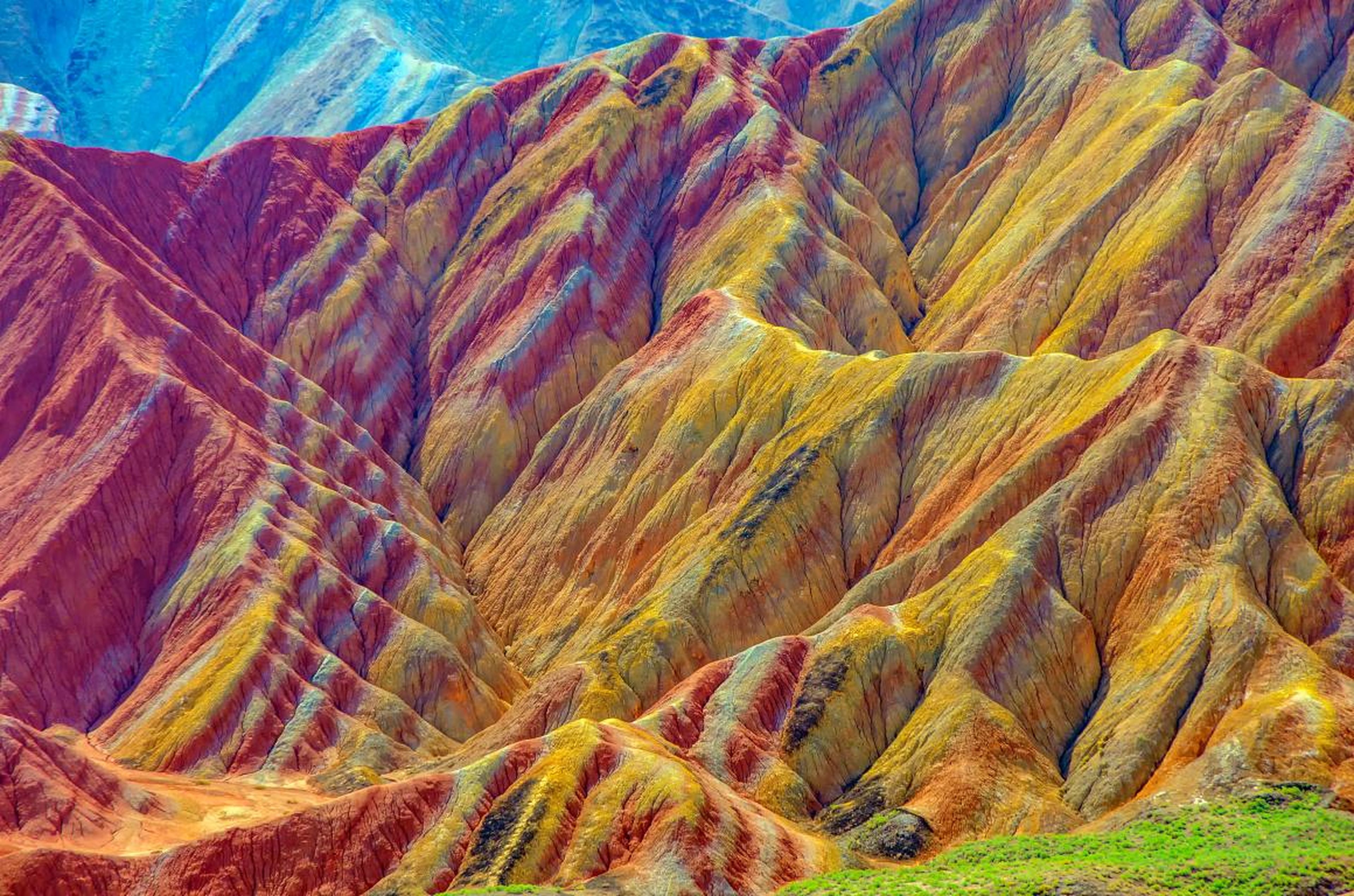 Las montañas multicolor tienen rayas rojas, amarillas, verdes y azules.