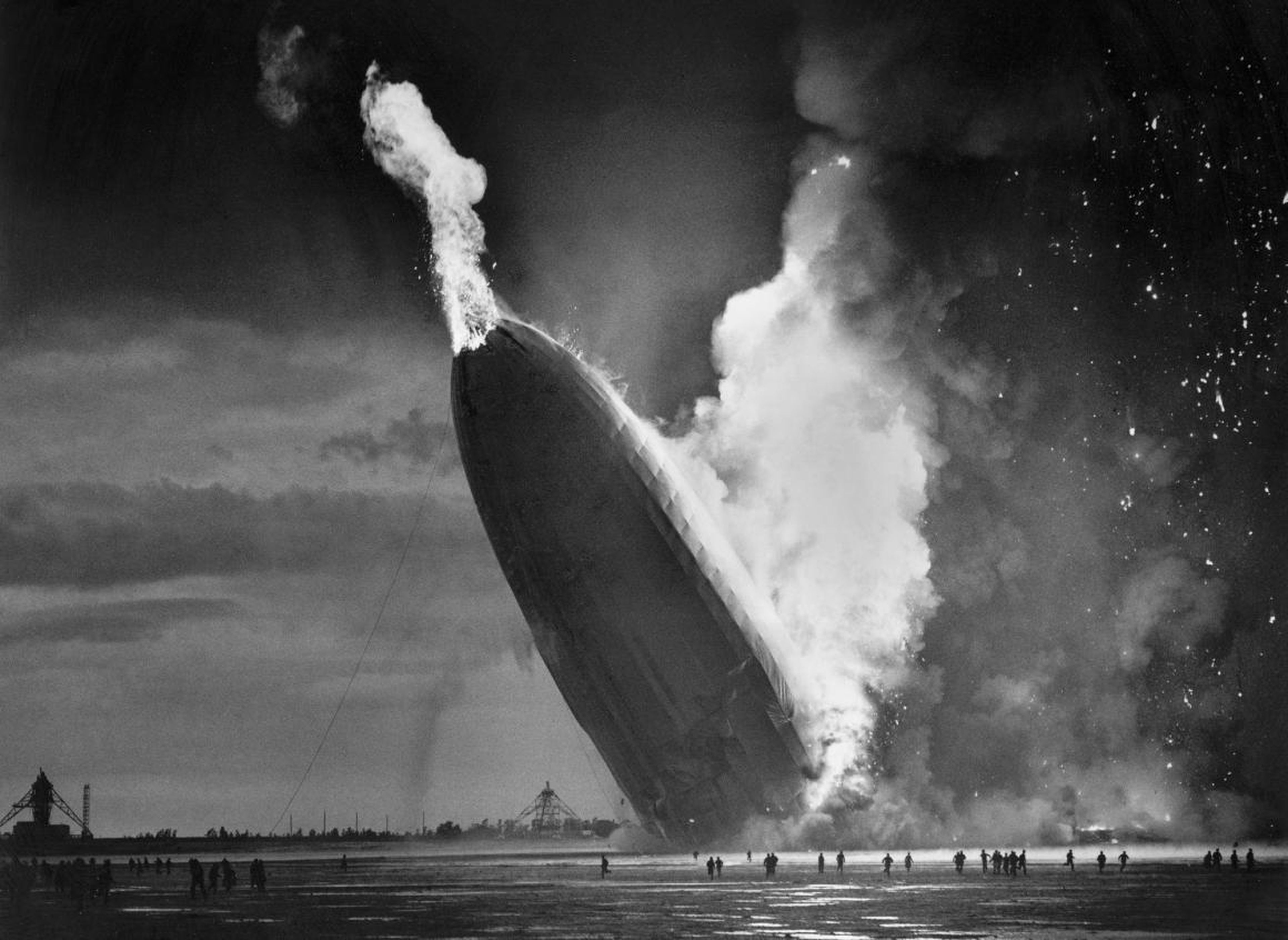 El dirigible alemán Hindenburg se estrella contra la tierra el 6 de mayo de 1937, en la Estación Naval de los Estados Unidos en Lakehurst, N.J