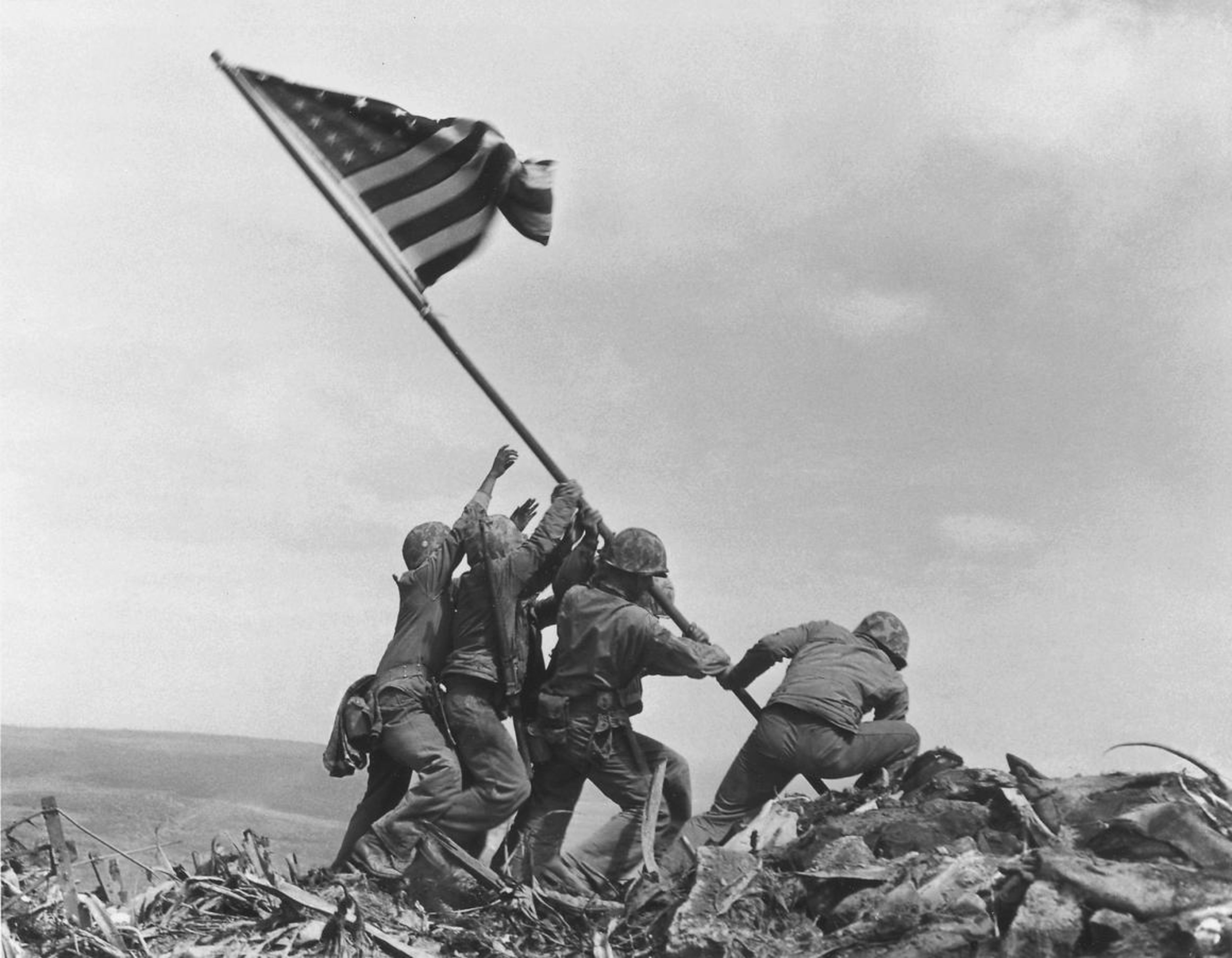 Los marines del 28 Regimiento, 5ª División, levantan la bandera estadounidense.