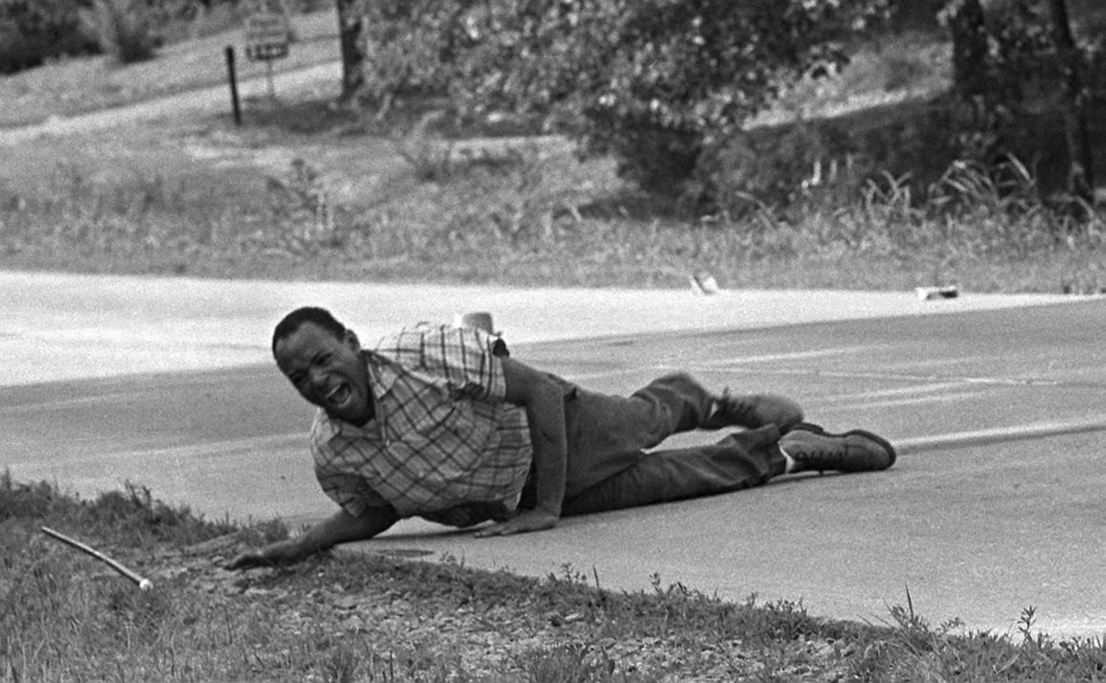 James Meredith hace una mueca de dolor al cruzar la autopista 51 después de recibir un disparo en Hernando, Mississippi, durante la "Marcha contra el miedo".