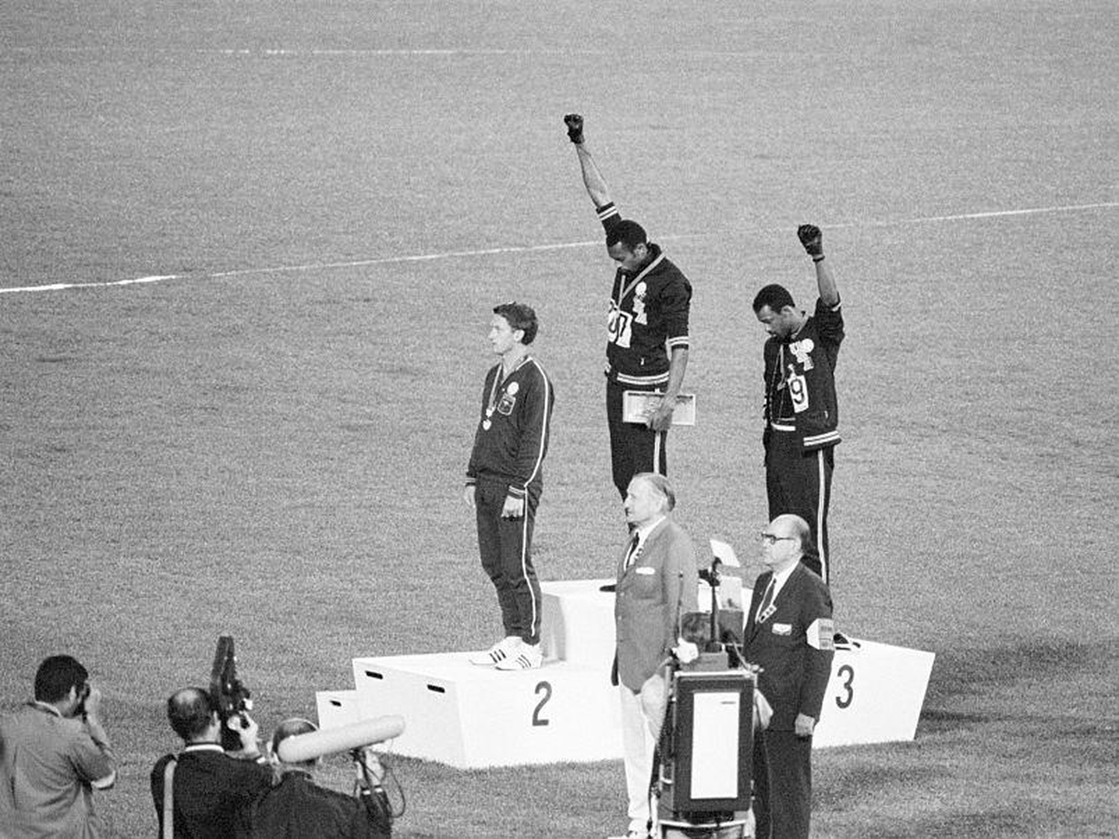 Tommie Smith y John Carlos, medallistas de oro y bronce en la carrera de 200 metros en los Juegos Olímpicos de 1968, protestan en el podio.