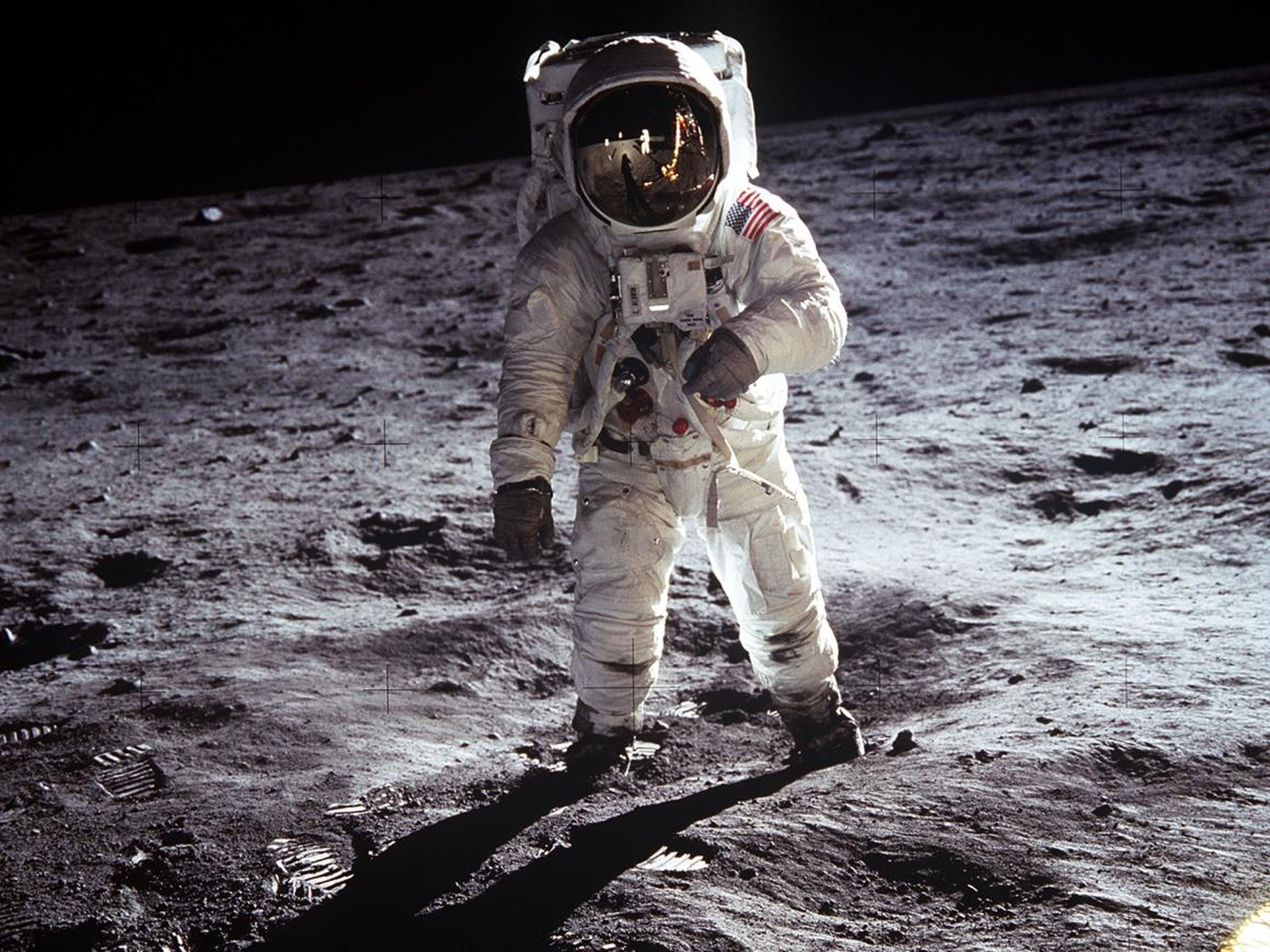 El astronauta Edwin E. Aldrin Jr. camina cerca del Módulo Lunar durante la actividad extravehicular del Apolo 11 el 20 de julio de 1969 en la Luna