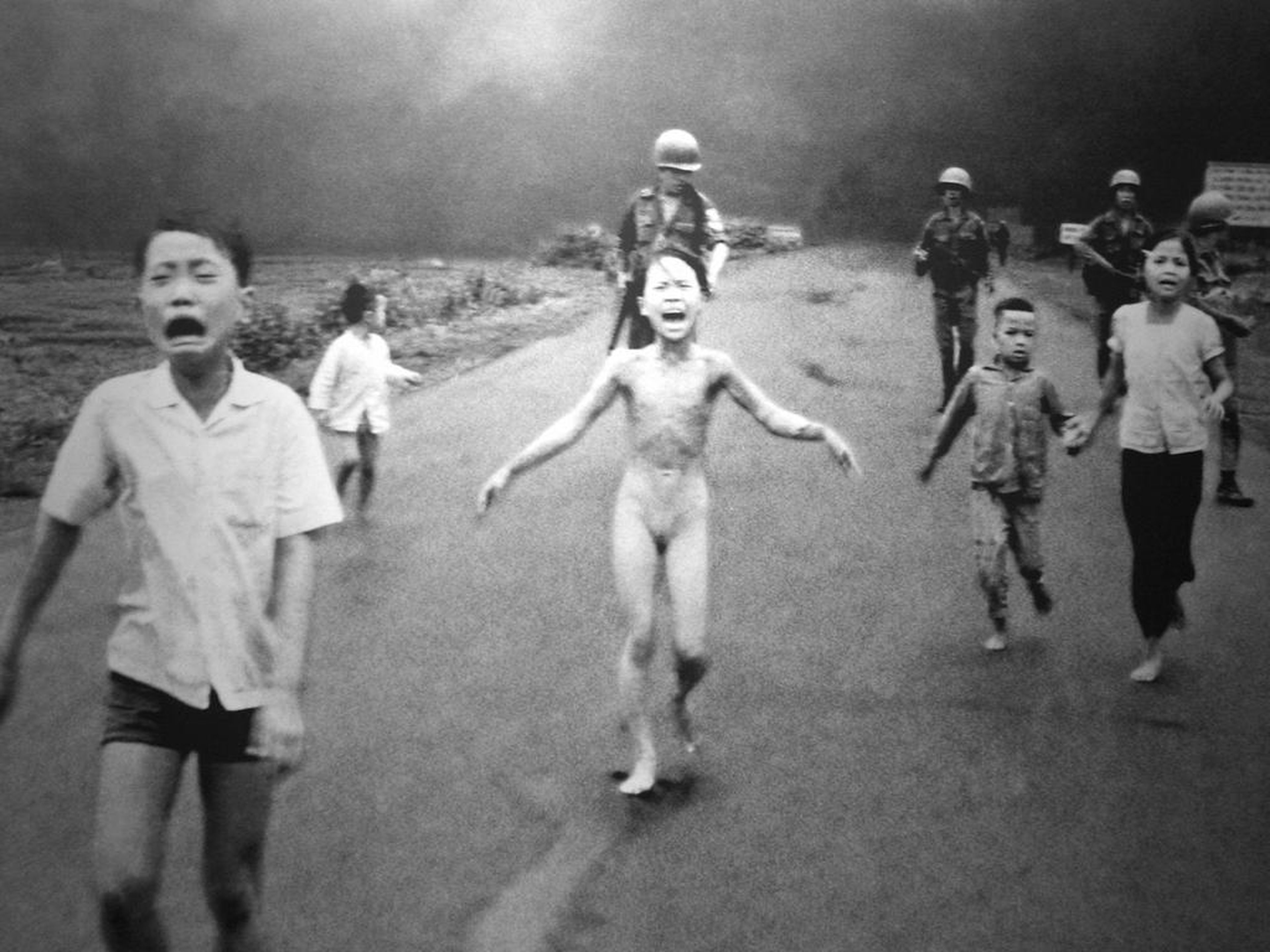 Niños huyendo de un bombardeo con Napalm en la guerra de Vietnam.
