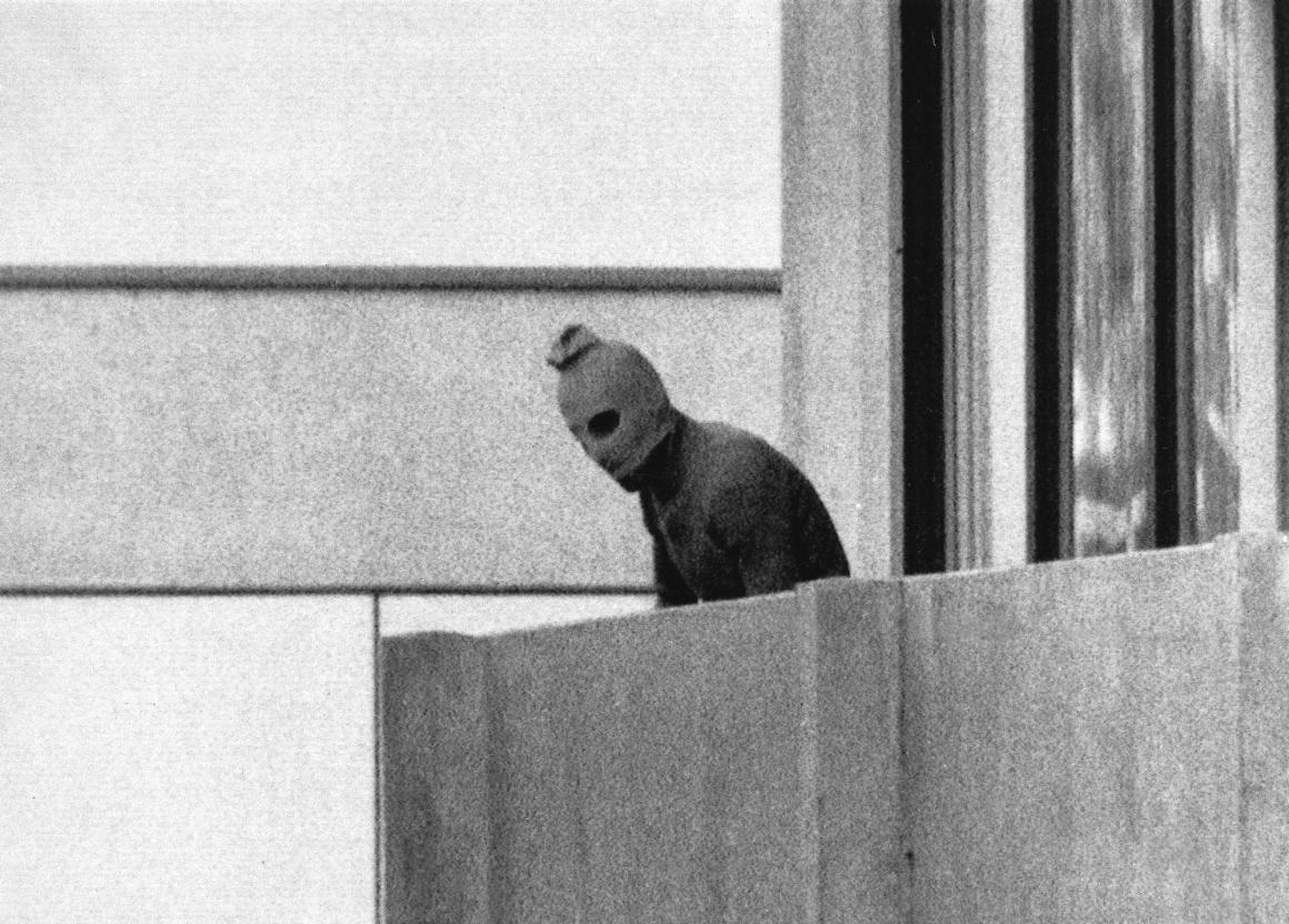 Un miembro del comando pro-palestino en el edificio donde tuvieron como rehenes a varios miembros del equipo olímpico israelí.