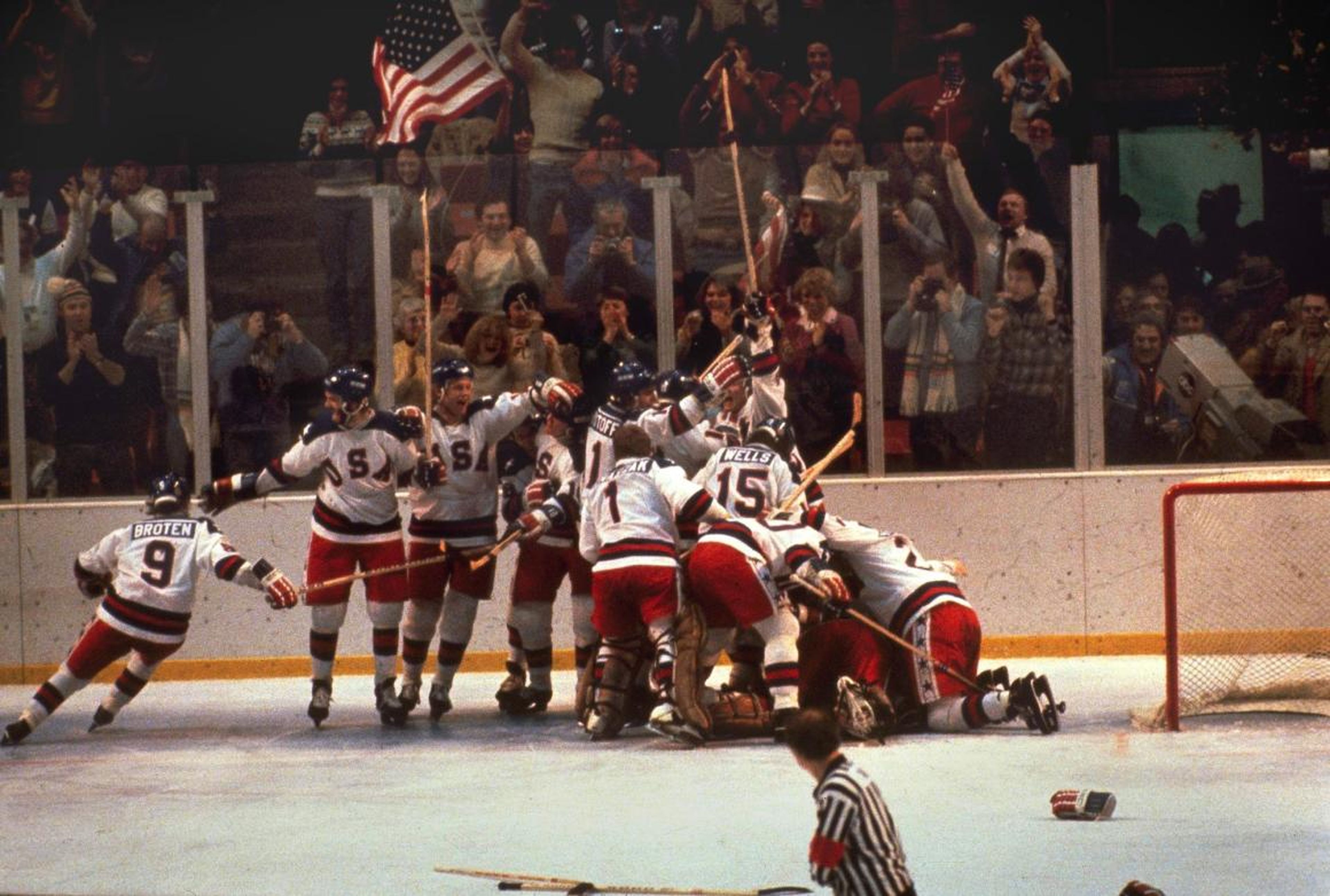 El equipo de hockey de EE. UU. Se lanza contra el portero Jim Craig después de una victoria 4-3 contra los soviéticos en los Juegos Olímpicos de 1980